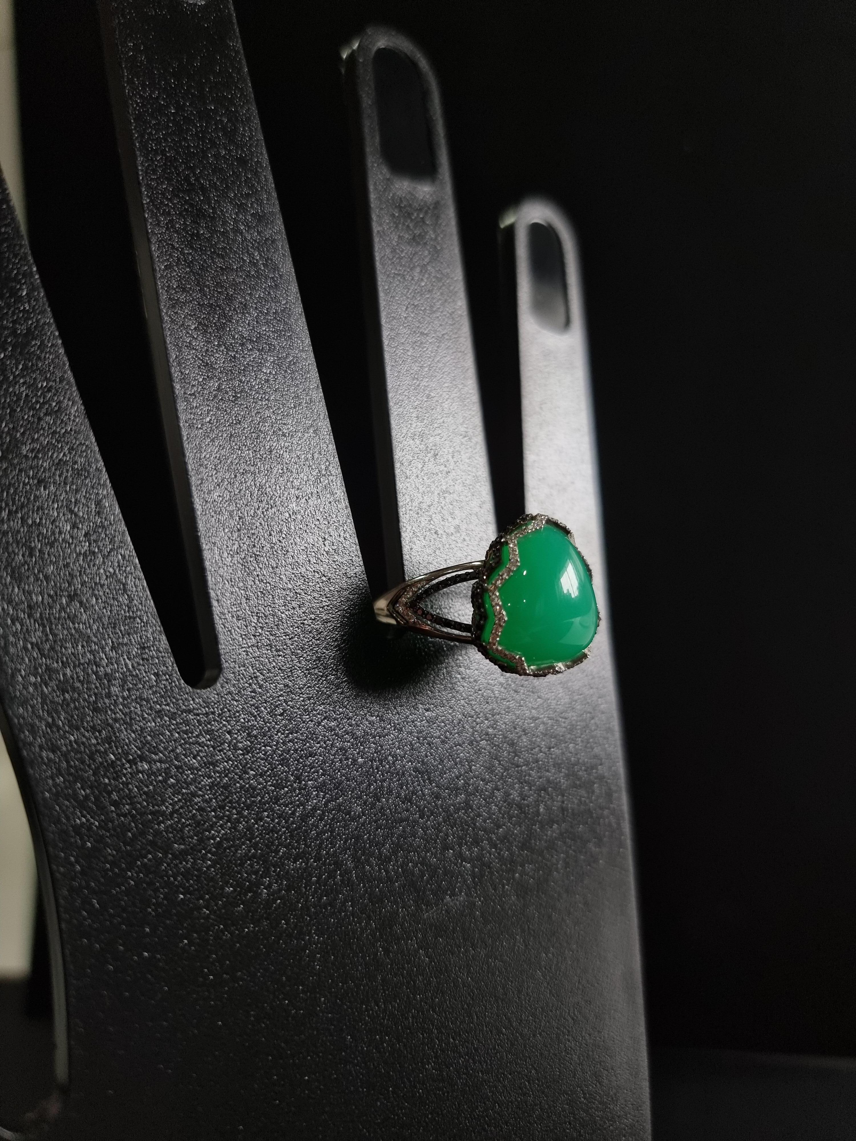 18K White Gold Rings Diamonds with Trillion Chrysoprase For Sale 4