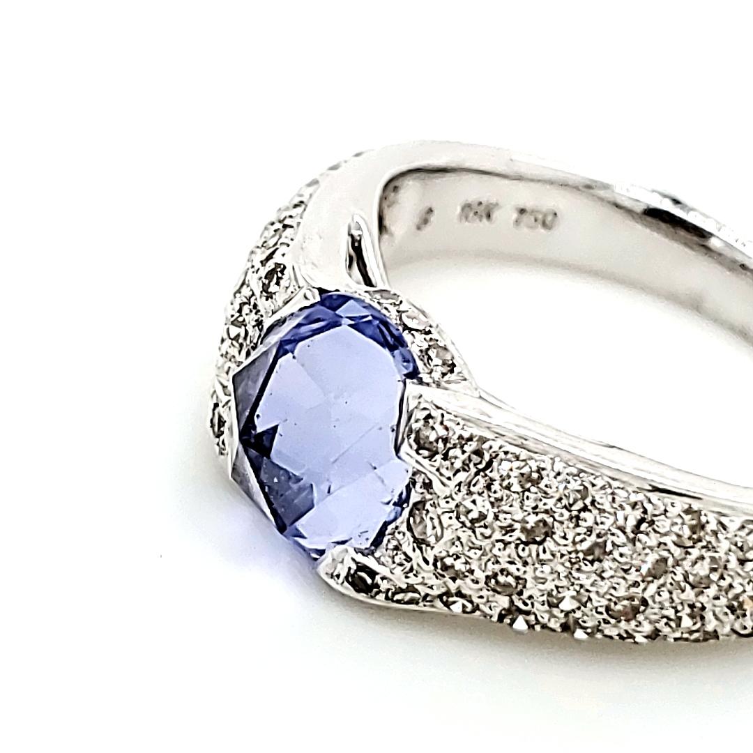 Le saphir bleu taillé en rose pèse 1,83 carat et est entouré de 108 diamants ronds étincelants d'une valeur totale de 0,81 carat.

Le tout est serti dans un luxueux or blanc 18k, pesant 5,15 grammes.

Les saphirs bleus sont classés scientifiquement