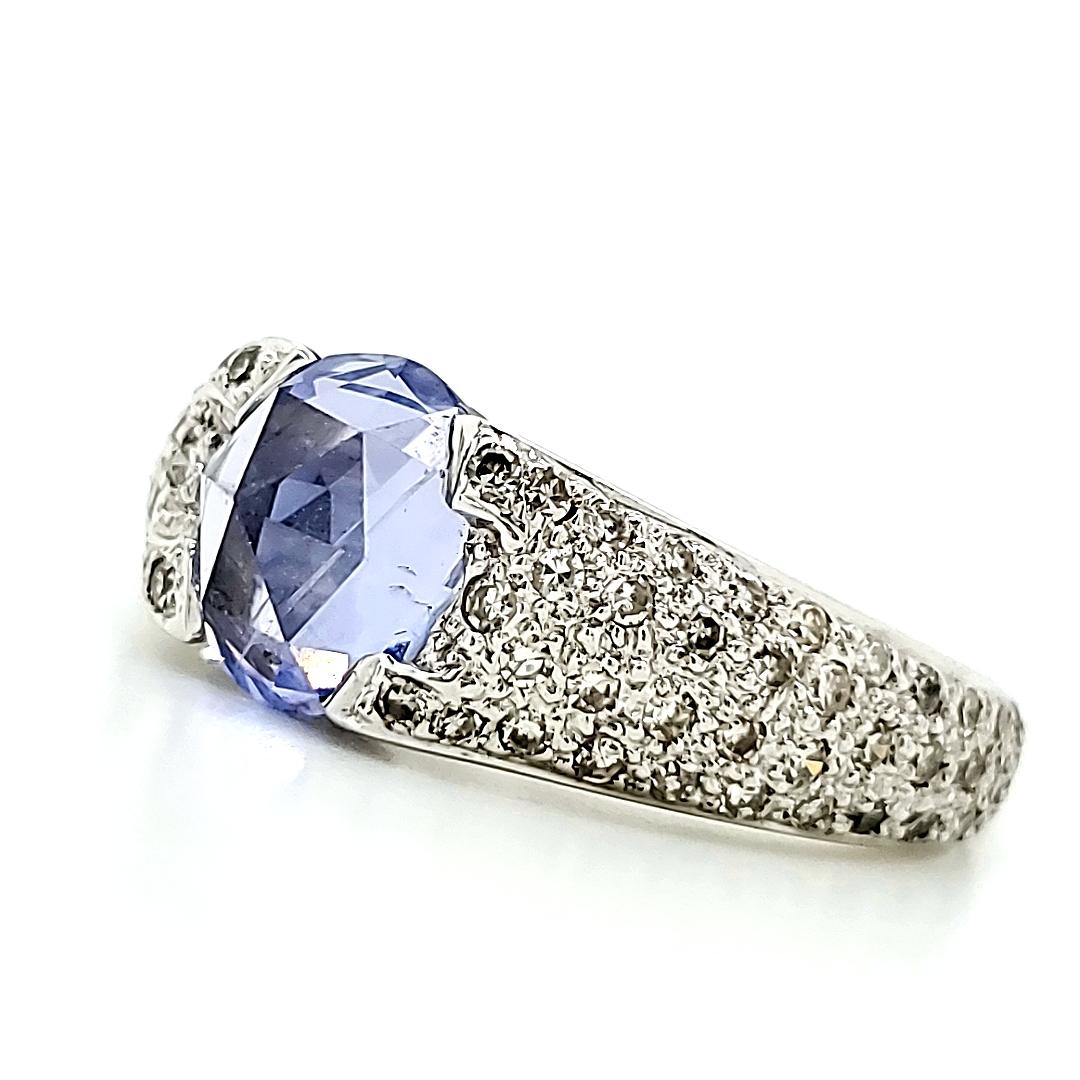 Taille ronde Bague de fiançailles en or blanc 18 carats avec saphir bleu taille rose de 1,83 carat en vente