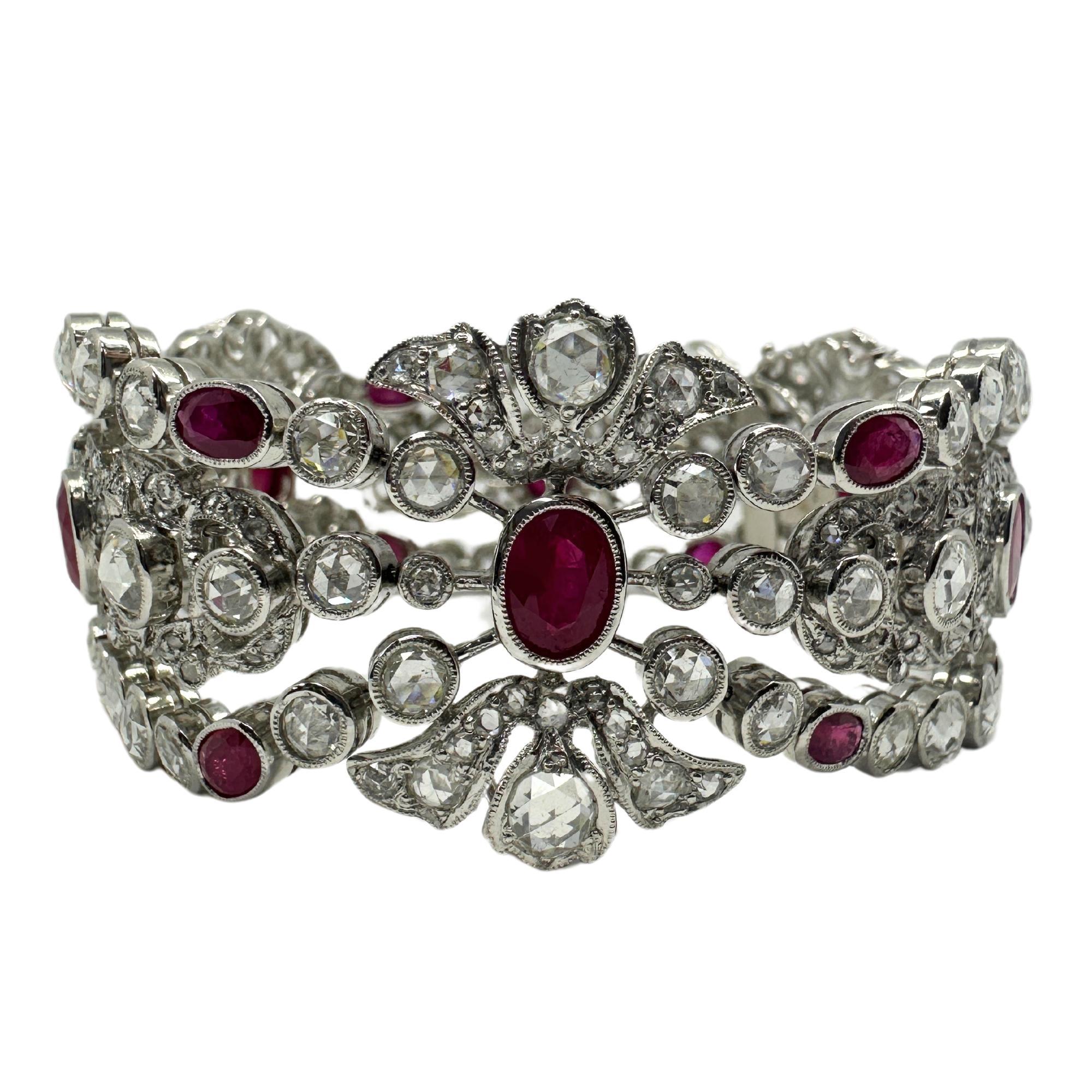 Bracciale con diamanti e rubini taglio rosa in oro bianco 18 carati
Condit: In buone condizioni, con qualche lieve usura superficiale dovuta all'età.
Lunghezza: 8.5 pollici 
Larghezza: 1,25 pollici
Marcature: 