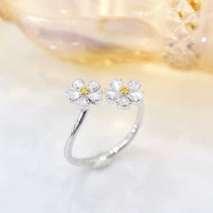 18K White Gold Rose-Cut Diamond Flower Ring