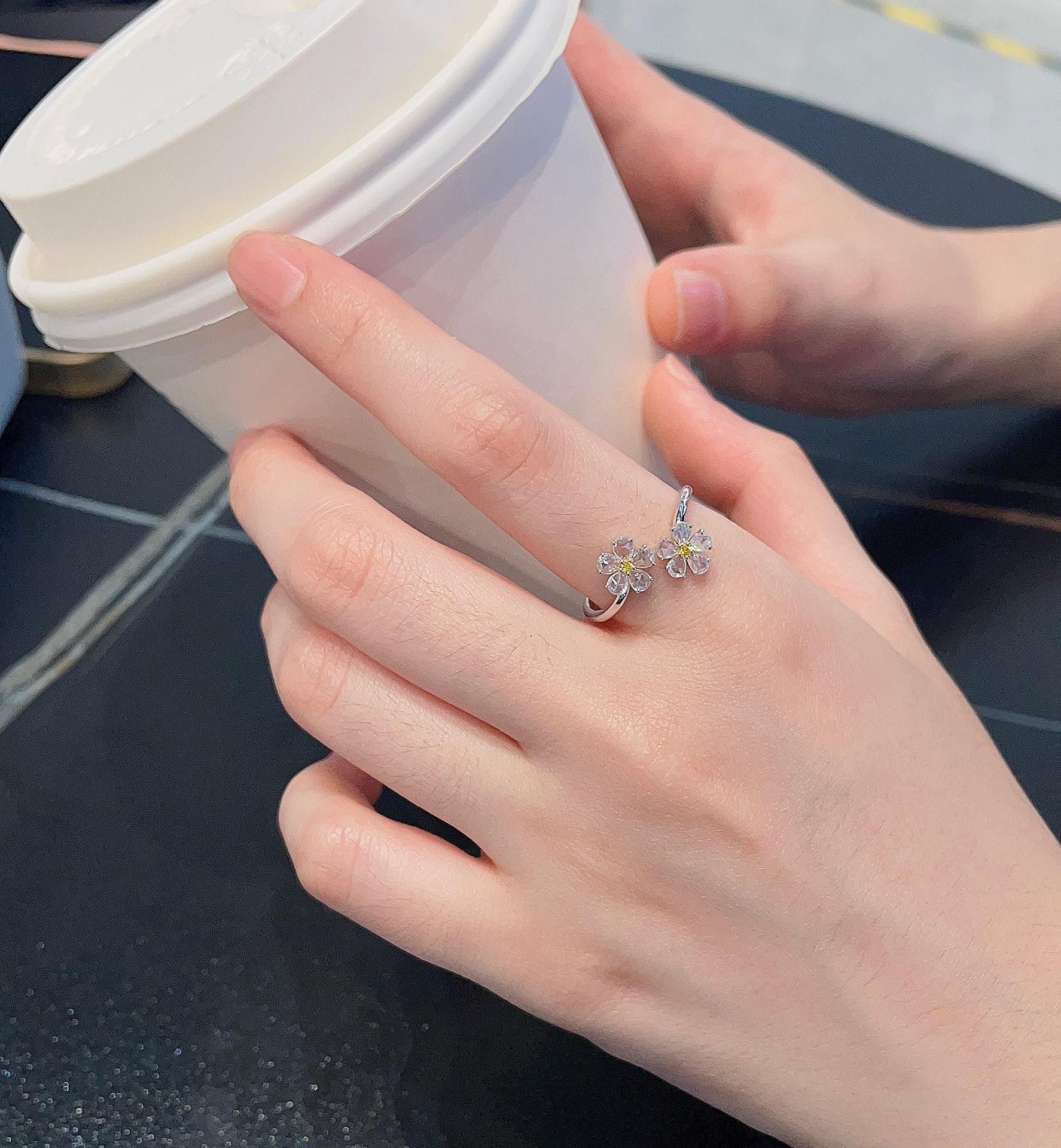 18K White Gold Rose-Cut Diamond Flower Ring In New Condition For Sale In Kowloon, HK