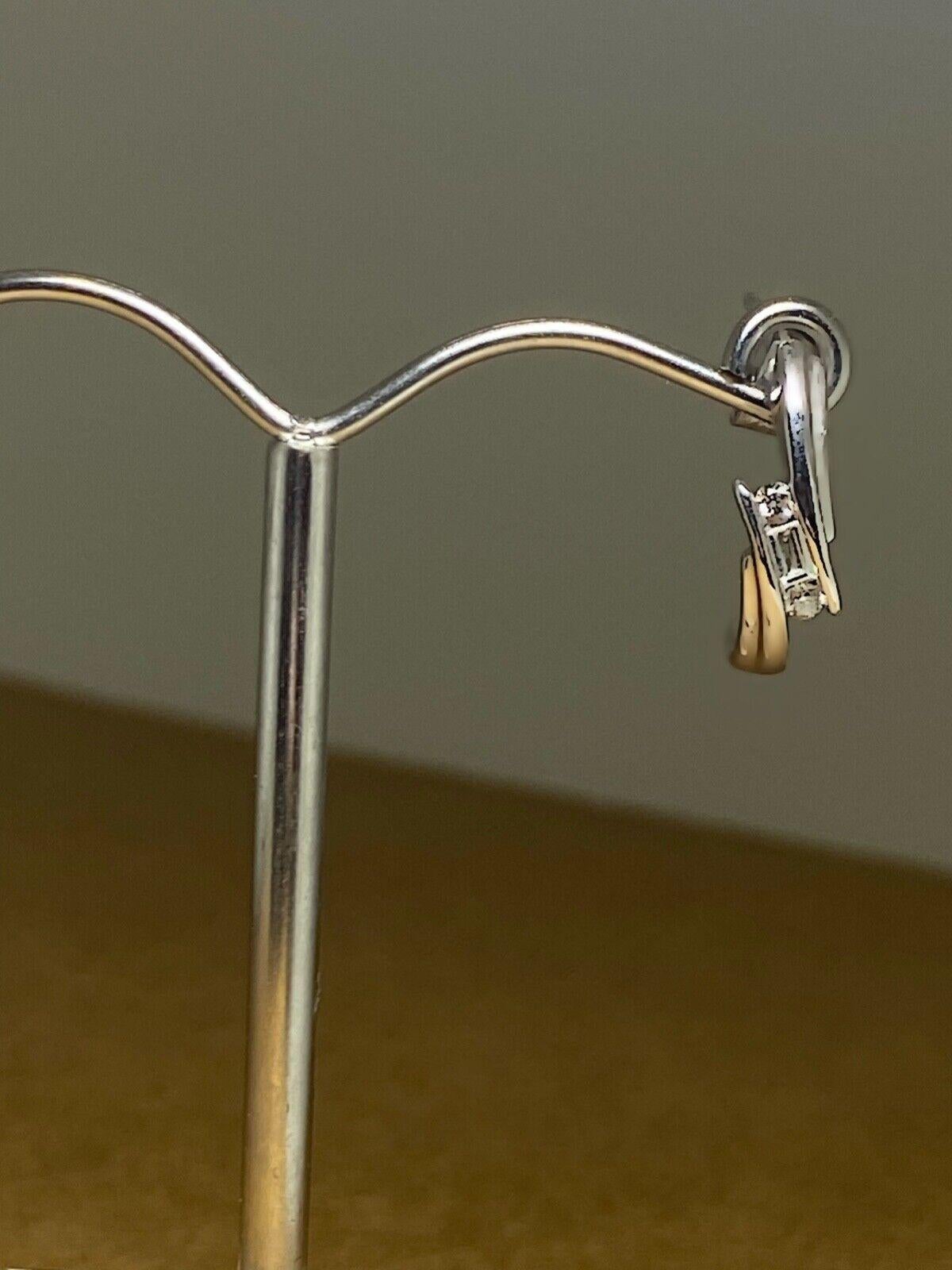 Moderne Boucles d'oreilles en or blanc 18 carats et diamants taille ronde et baguette (0,20 ct) G/VS. en vente