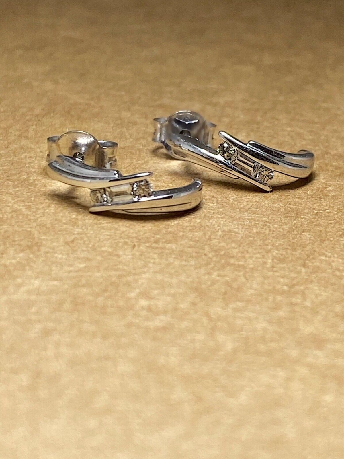 Boucles d'oreilles en or blanc 18 carats et diamants taille ronde et baguette (0,20 ct) G/VS. Excellent état - En vente à MELBOURNE, AU