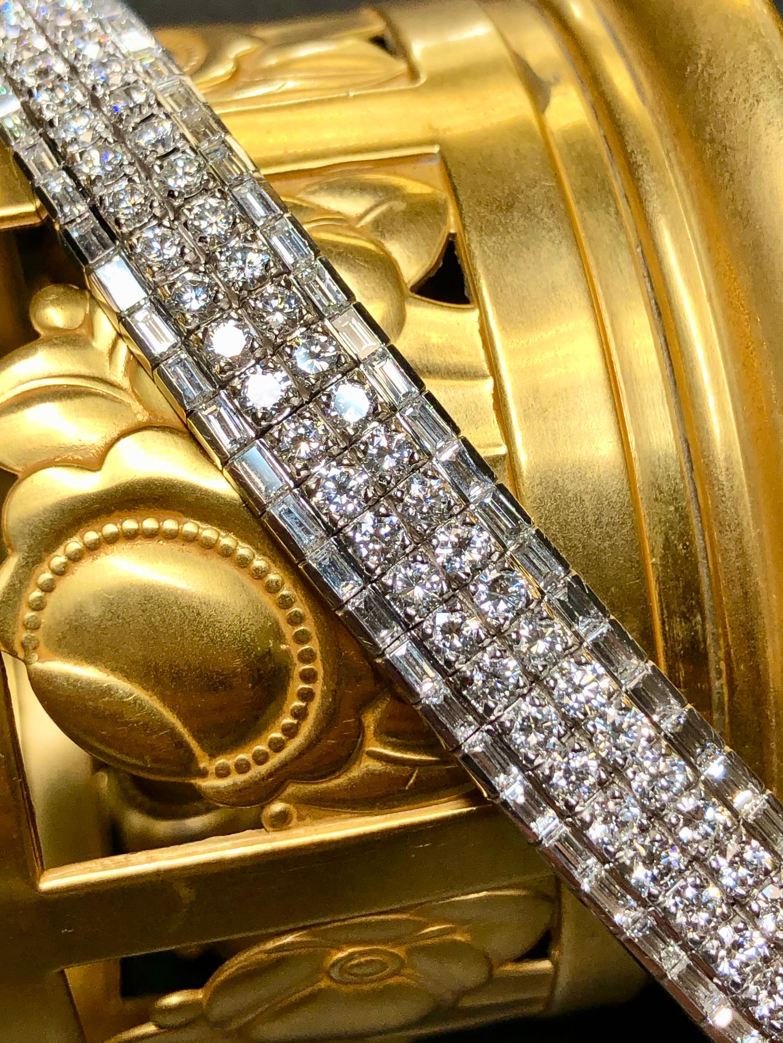 Ein unglaubliches Armband, das eine wahre Augenweide ist. Dieses fabelhafte Stück wurde von Hand aus 18 Karat Weißgold gefertigt und mit ca. 22,40 ct in perfekt aufeinander abgestimmten runden und Baguette-Diamanten besetzt, die eine Farbe von G-H