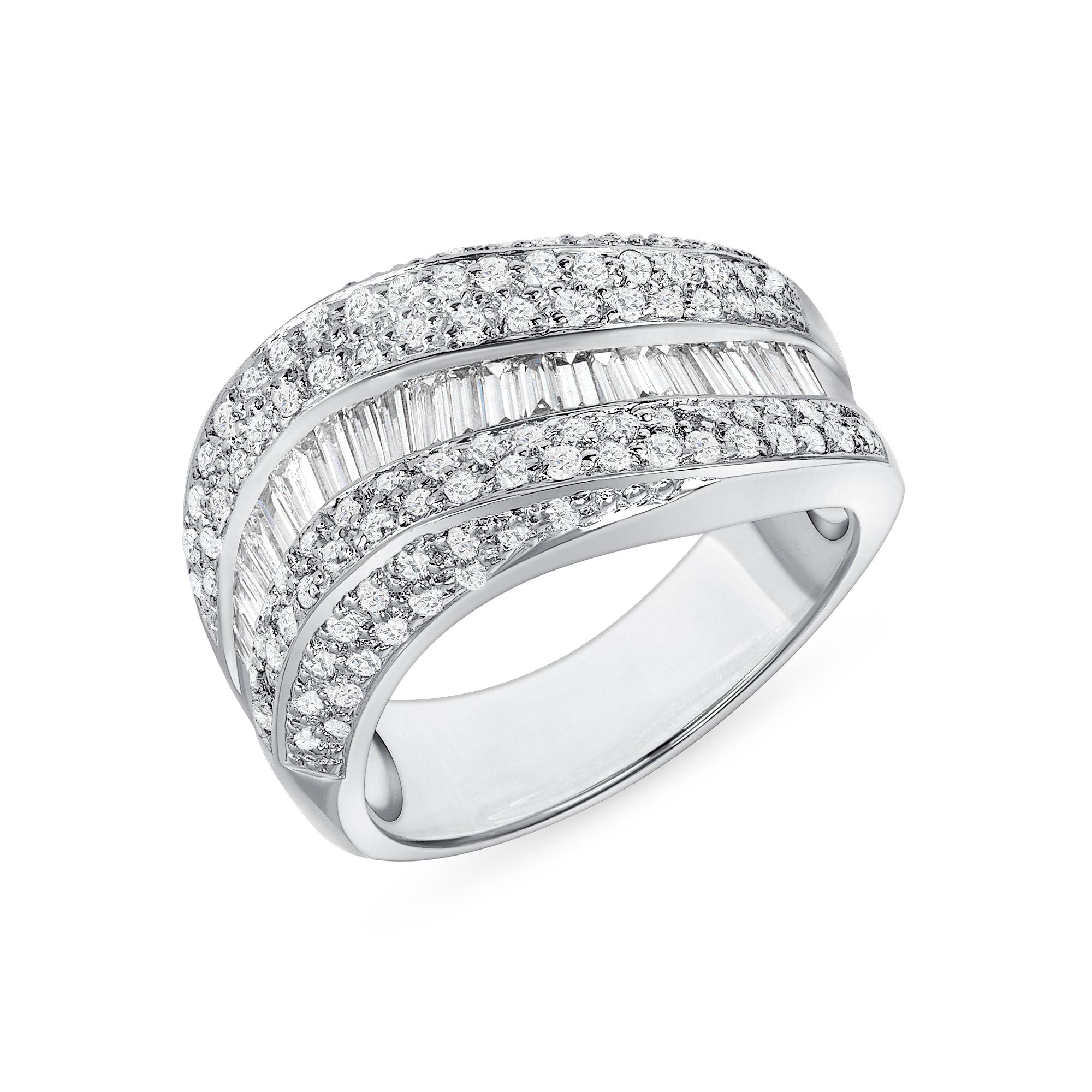 18K White Gold Round & Baguette Ring In New Condition For Sale In Beverly Hills, CA