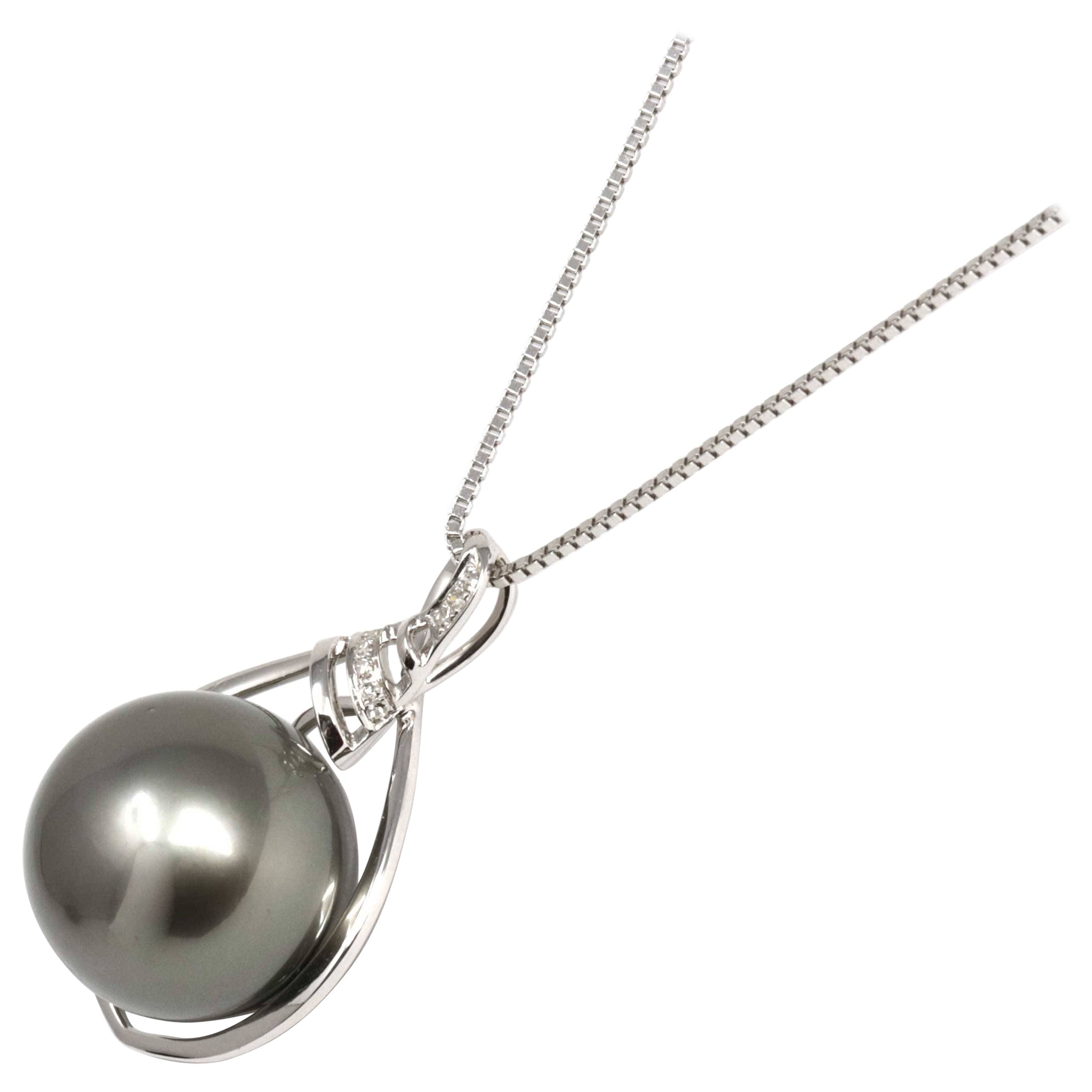 Collier en or blanc 18 carats, perle noire de culture des mers du Sud de Tahiti et diamants