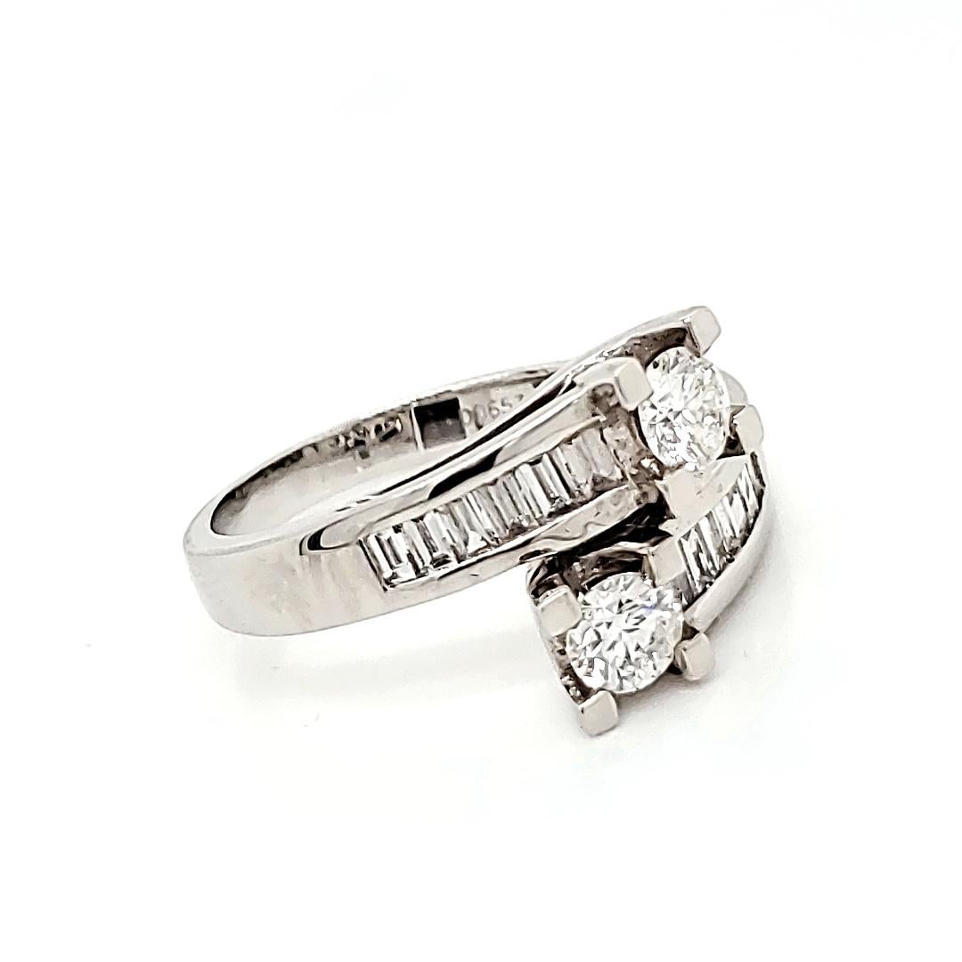 Bague de fiançailles en or blanc 18 carats, diamants ronds de 0,65 carat et diamants baguettes de 0,54 carat Neuf - En vente à Hong Kong, HK