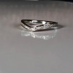 18 Karat White Gold Round Brilliant Cut Chevron Wedding Band Ring