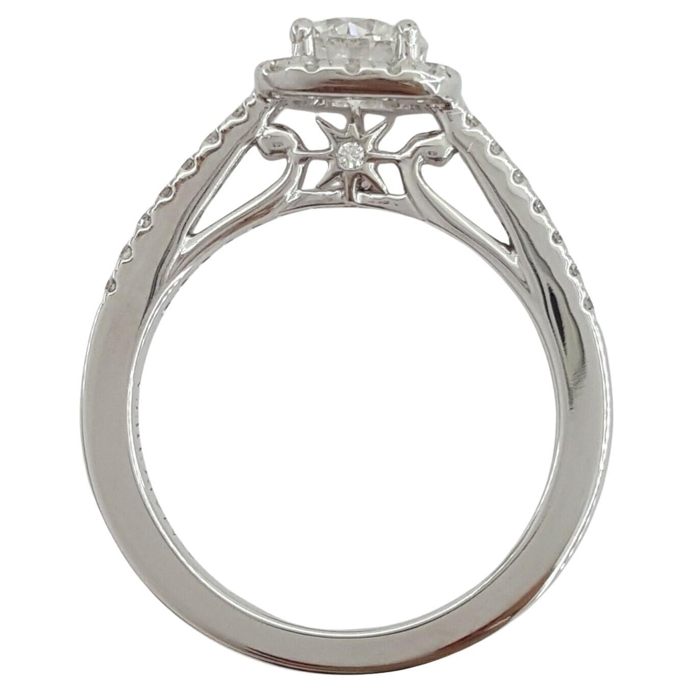 Bague de fiançailles en or blanc 18 carats avec diamant taille brillant et halo. 





