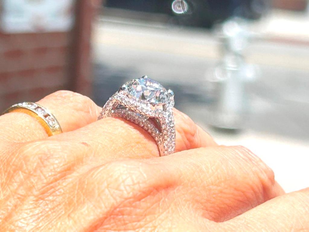 De las mujeres Anillo de oro blanco de 18 quilates con diamante redondo talla brillante de 6,37 quilates con certificado GIA en venta
