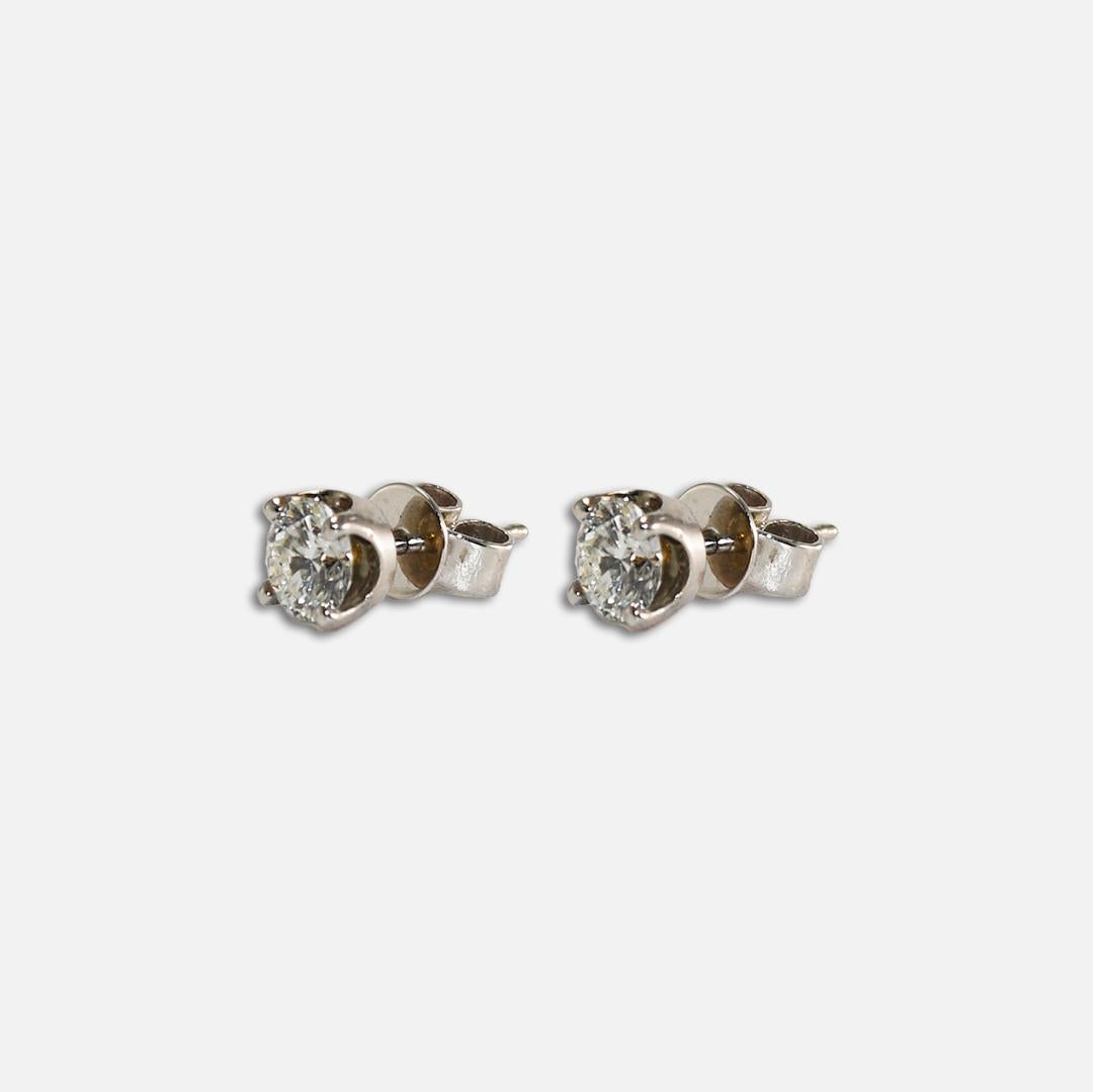 Boucles d'oreilles en or blanc 18 carats diamant à taille ronde et brillante 0.80ct Excellent état - En vente à Laguna Beach, CA