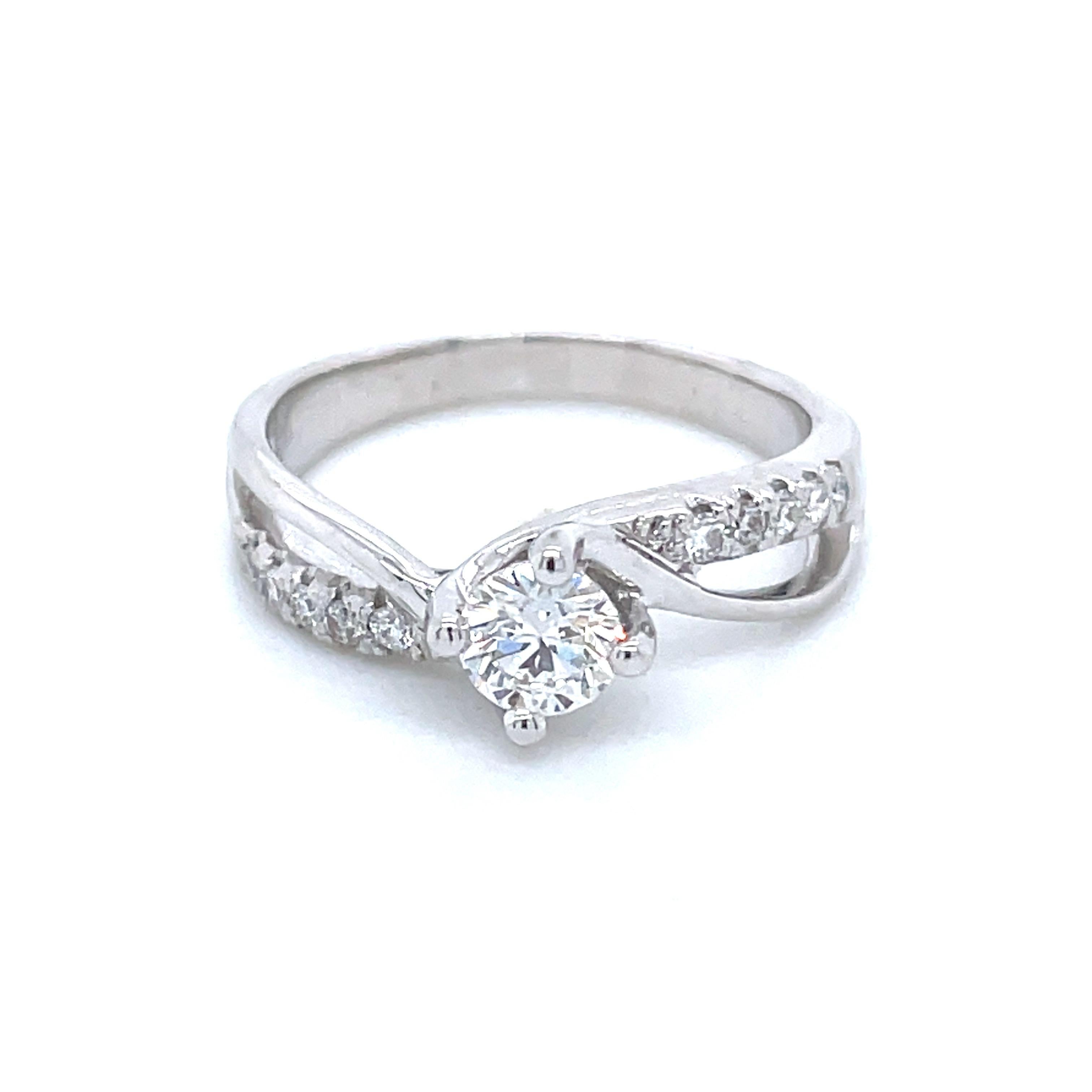 Contemporary 18k White Gold Round Brilliant Diamond Cts 0.4 Twisted Engagement Ring For Sale