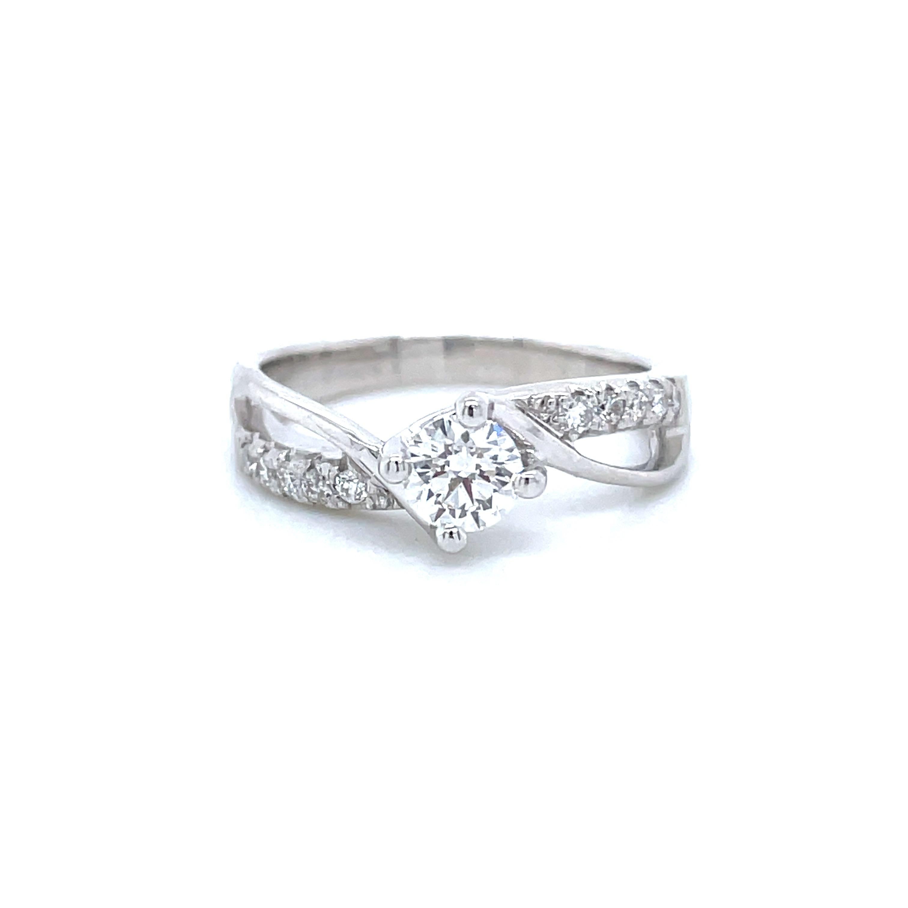 Bague de fiançailles torsadée en or blanc 18 carats avec diamants ronds brillants de 0,4 carat Pour femmes en vente