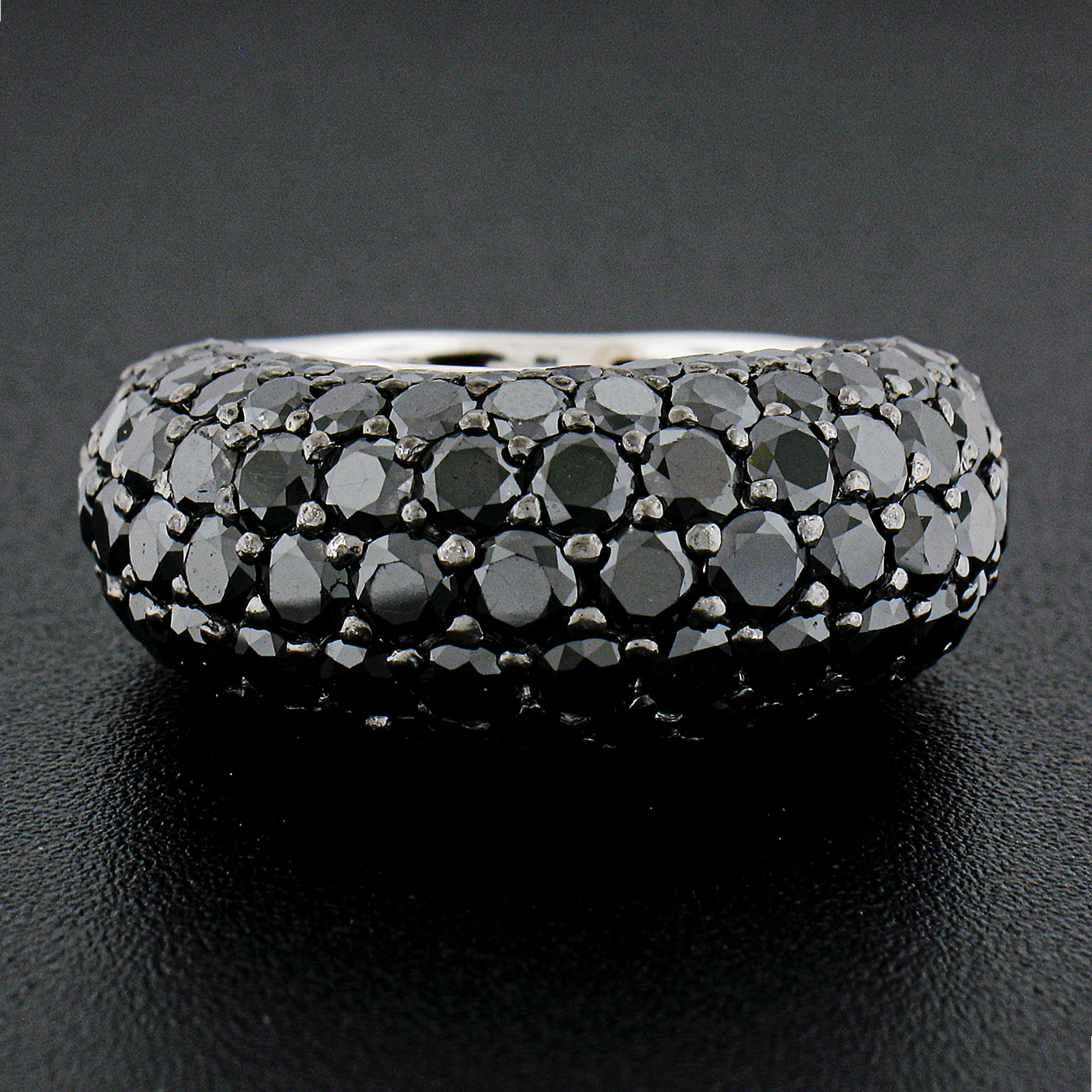 Taglio rotondo Anello a fascia in oro bianco 18 carati con diamante nero incastonato a forma di bomba a cupola in vendita