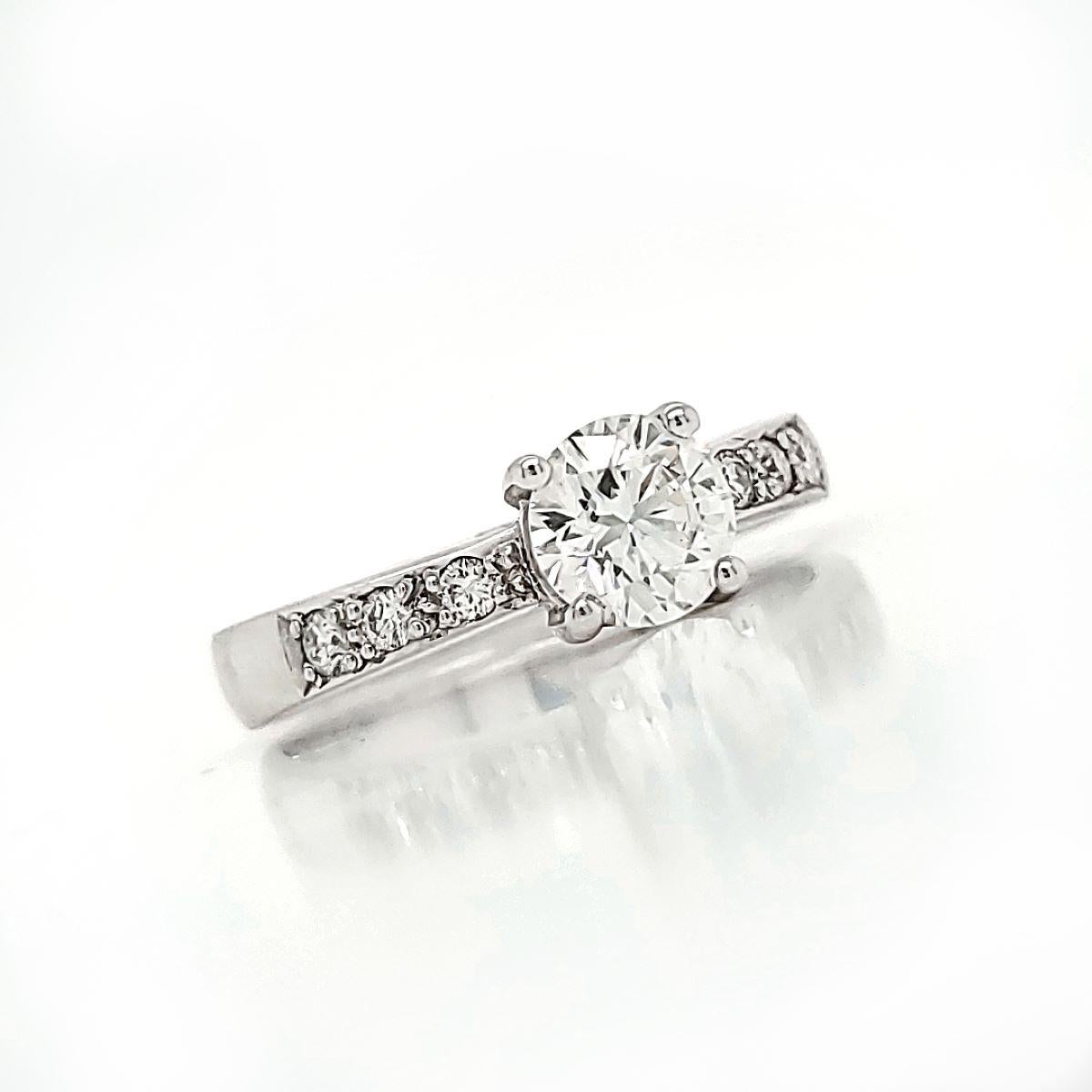 Bague de fiançailles en or blanc 18k diamant rond brillant Cts 0.70 avec certificat GIA Neuf - En vente à Hong Kong, HK