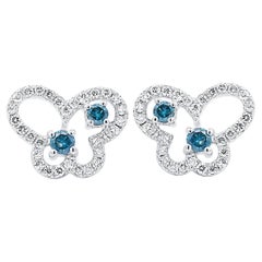 Clous d'oreilles papillon en or blanc 18 carats avec diamants bleus et blancs de taille ronde