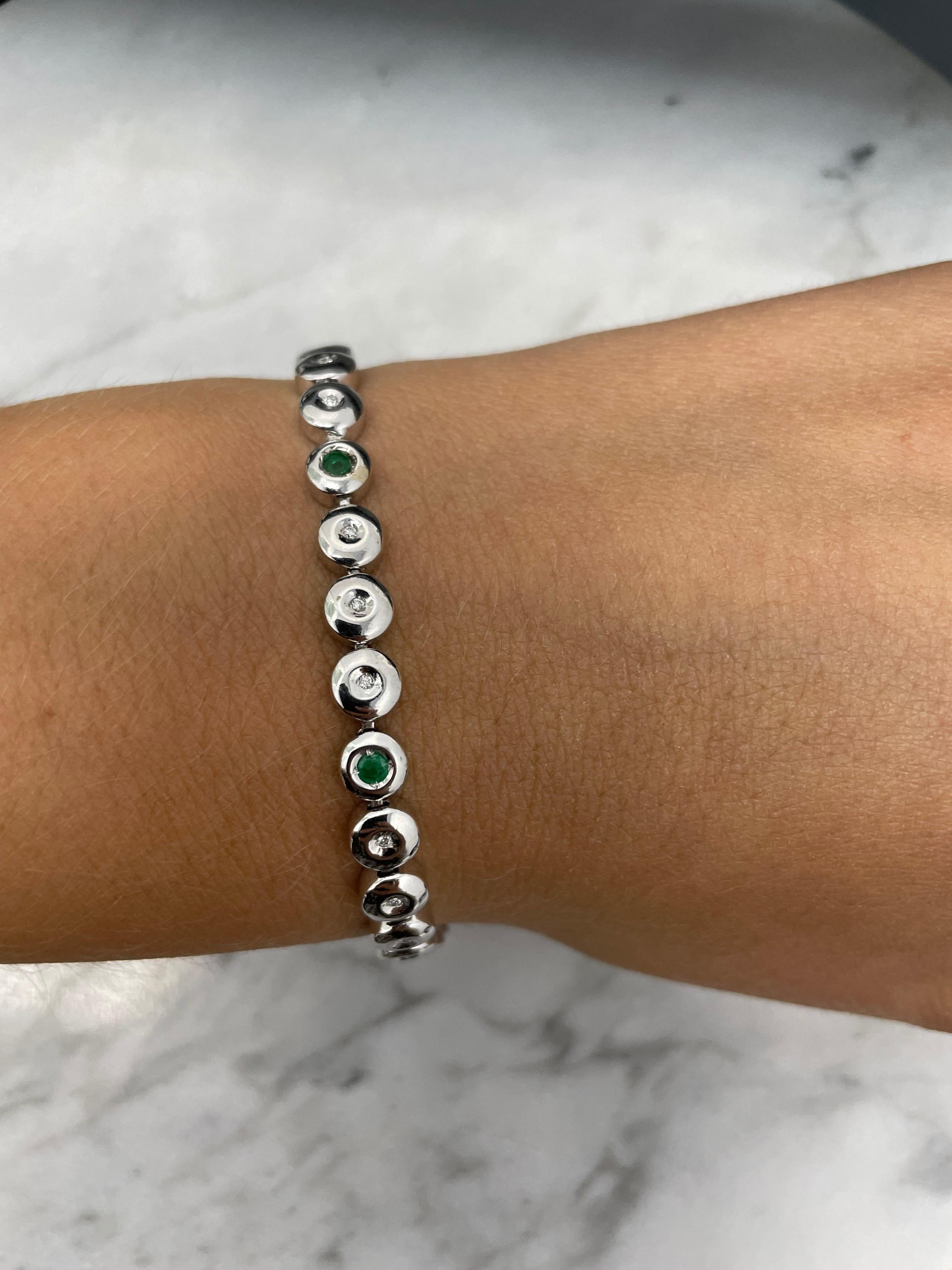 18K White Gold Round Cut Diamond and Emerald Bracelet In Good Condition For Sale In New York, NY