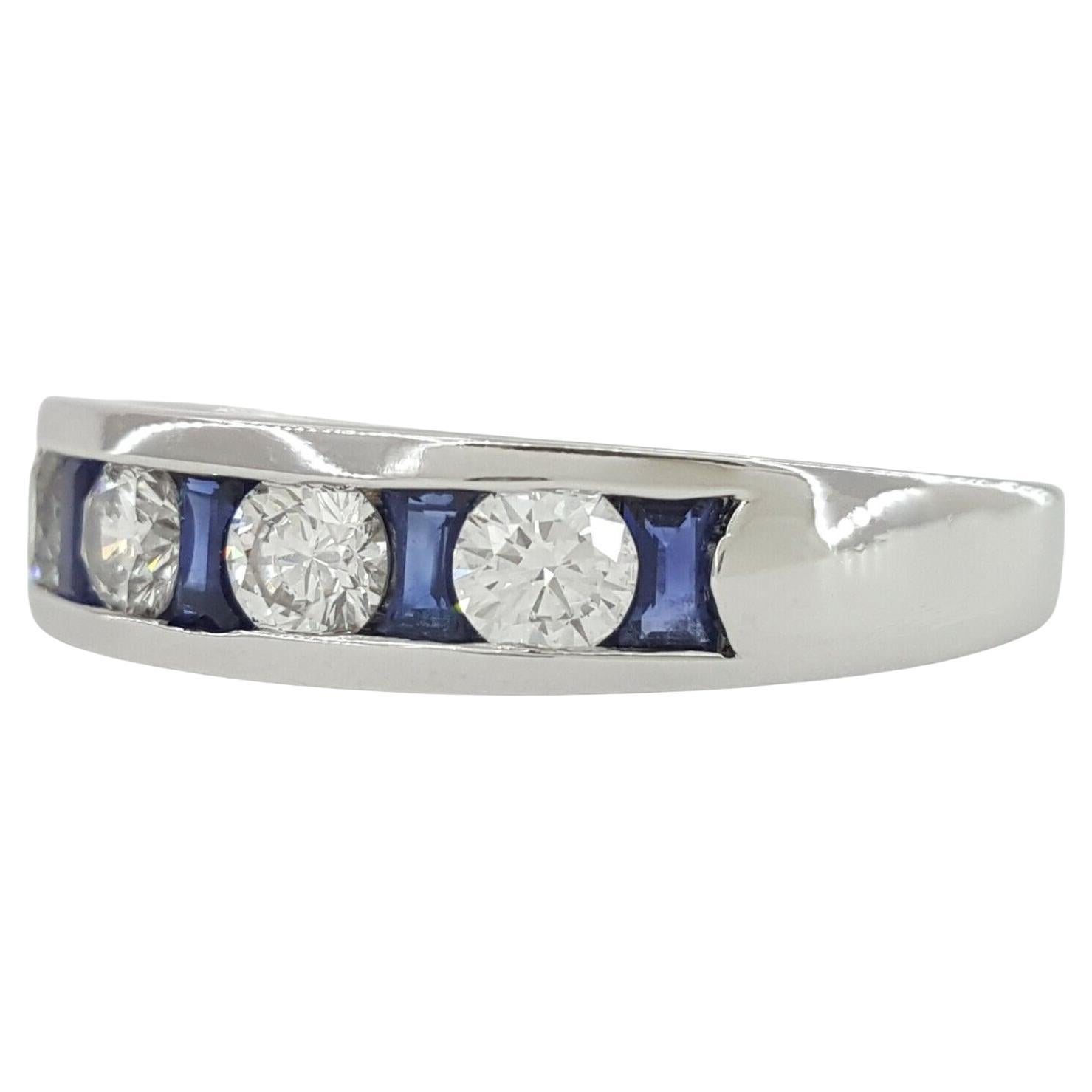 Taille princesse Alliance en or blanc 18 carats avec diamants taille ronde et saphirs bleus en vente