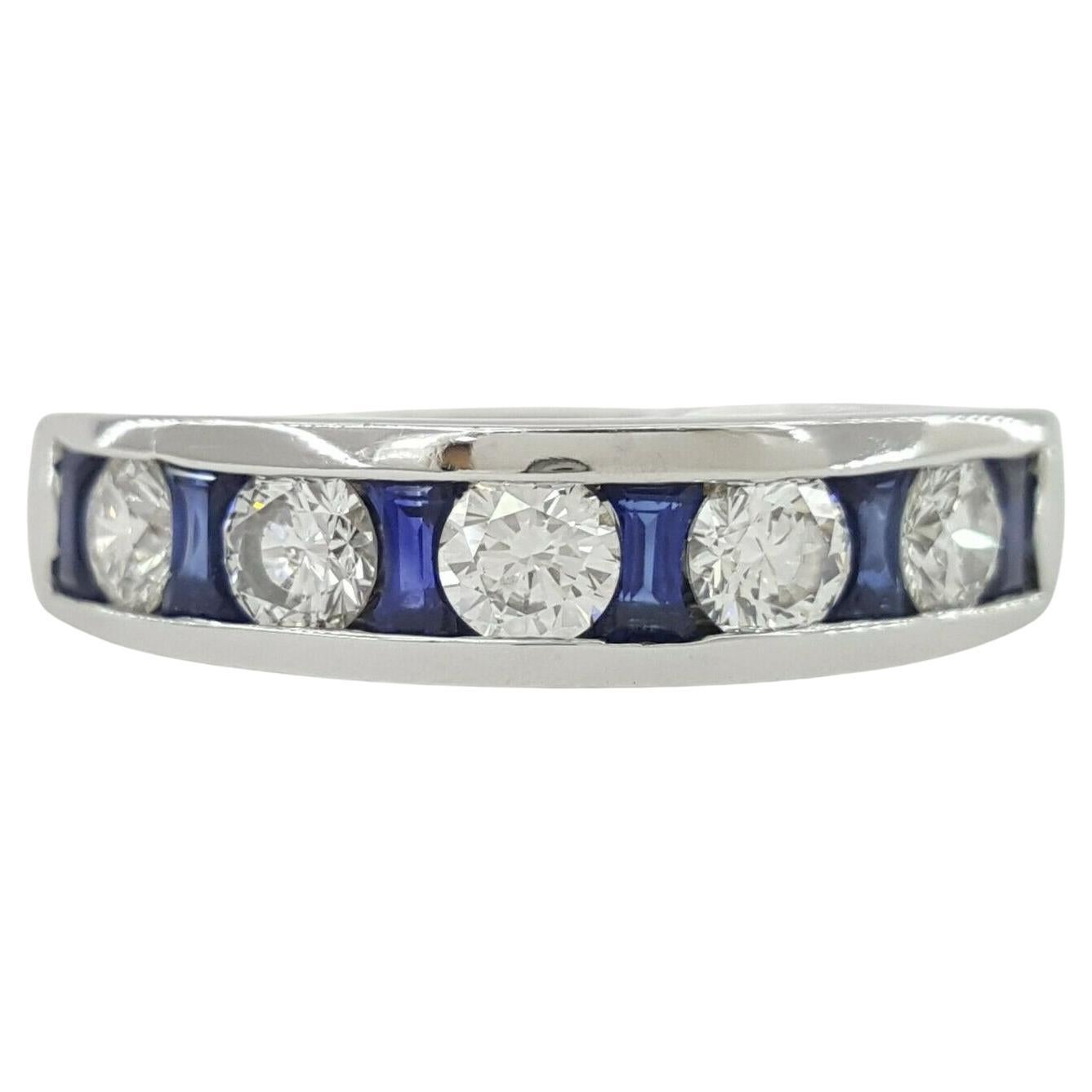 Fede nuziale in oro bianco 18 carati con diamante taglio rotondo e zaffiro blu in vendita
