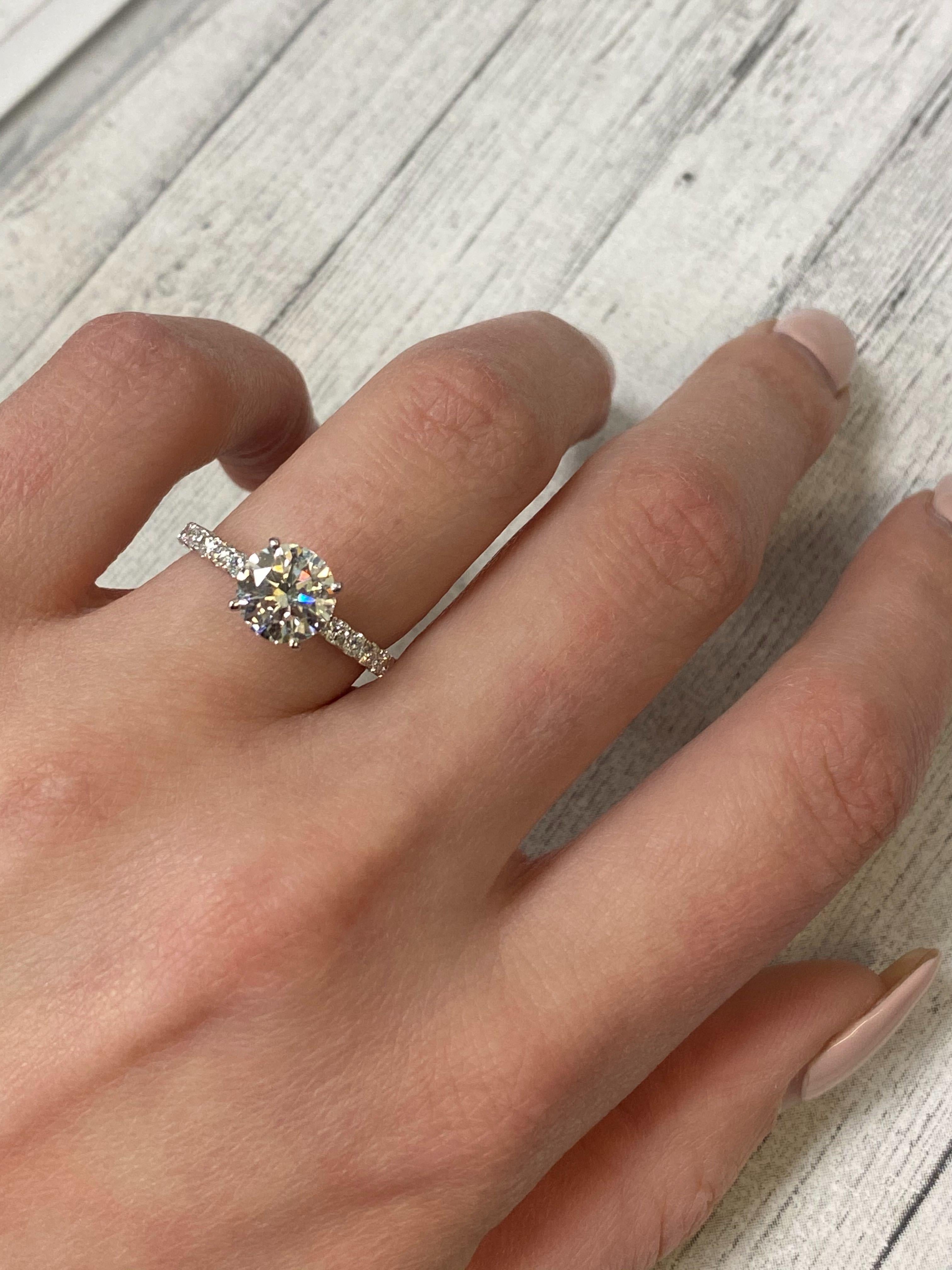 Women's 18 Karat White Gold Round Cut Diamond Engagement Ring 1.54 Carat For Sale