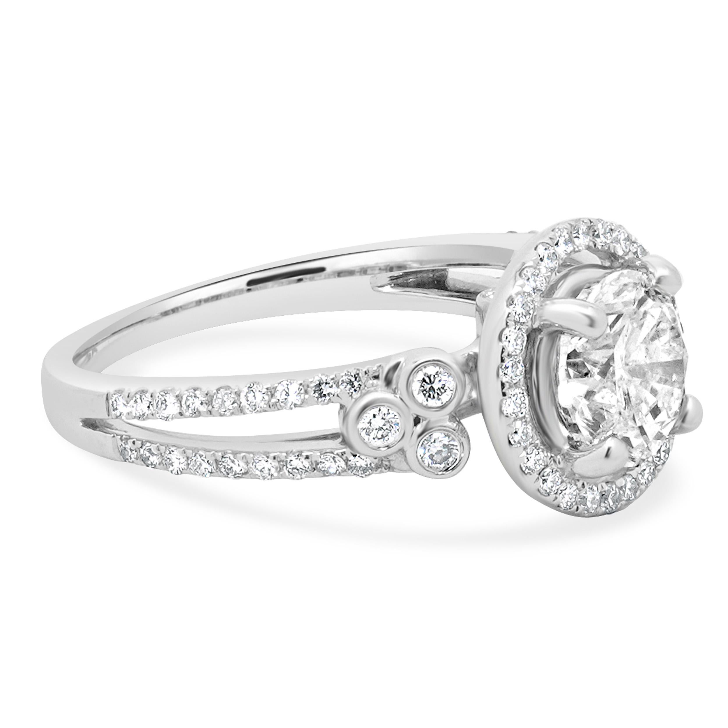 Taglio rotondo Anello di fidanzamento con diamante taglio rotondo in oro bianco 18K in vendita
