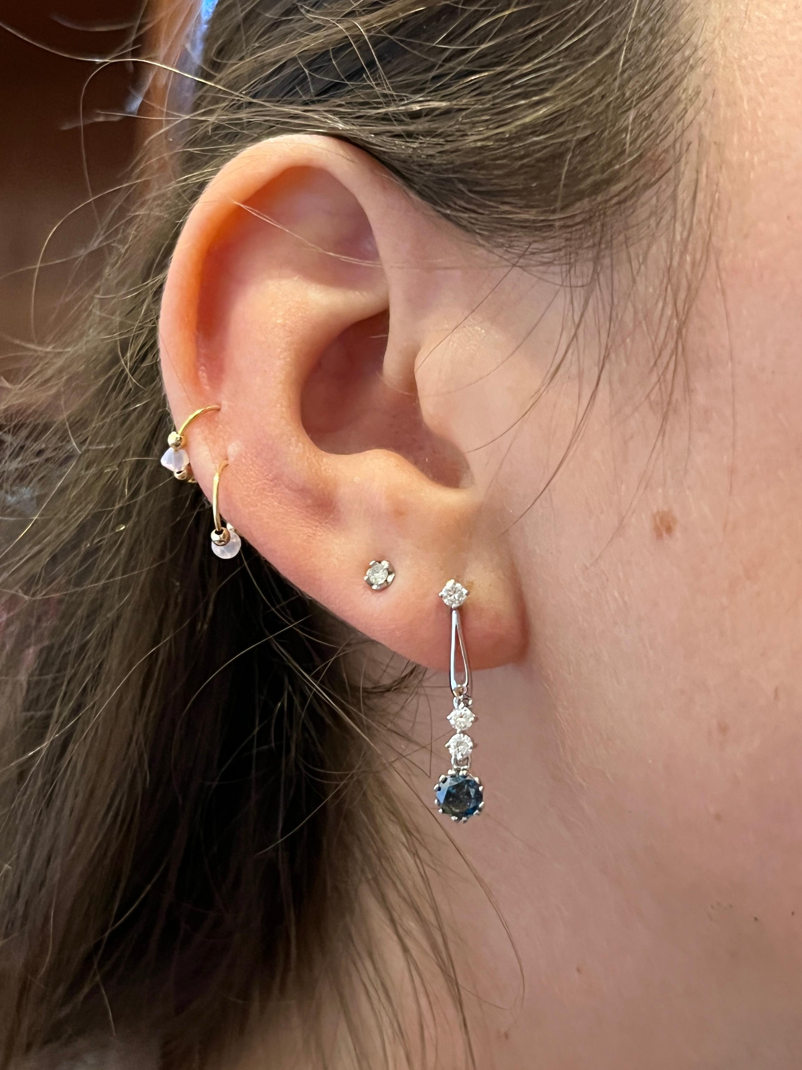 18 Karat Weißgold Rundschliff Naturblaue Diamant-Tropfen-Ohrringe im Angebot 1