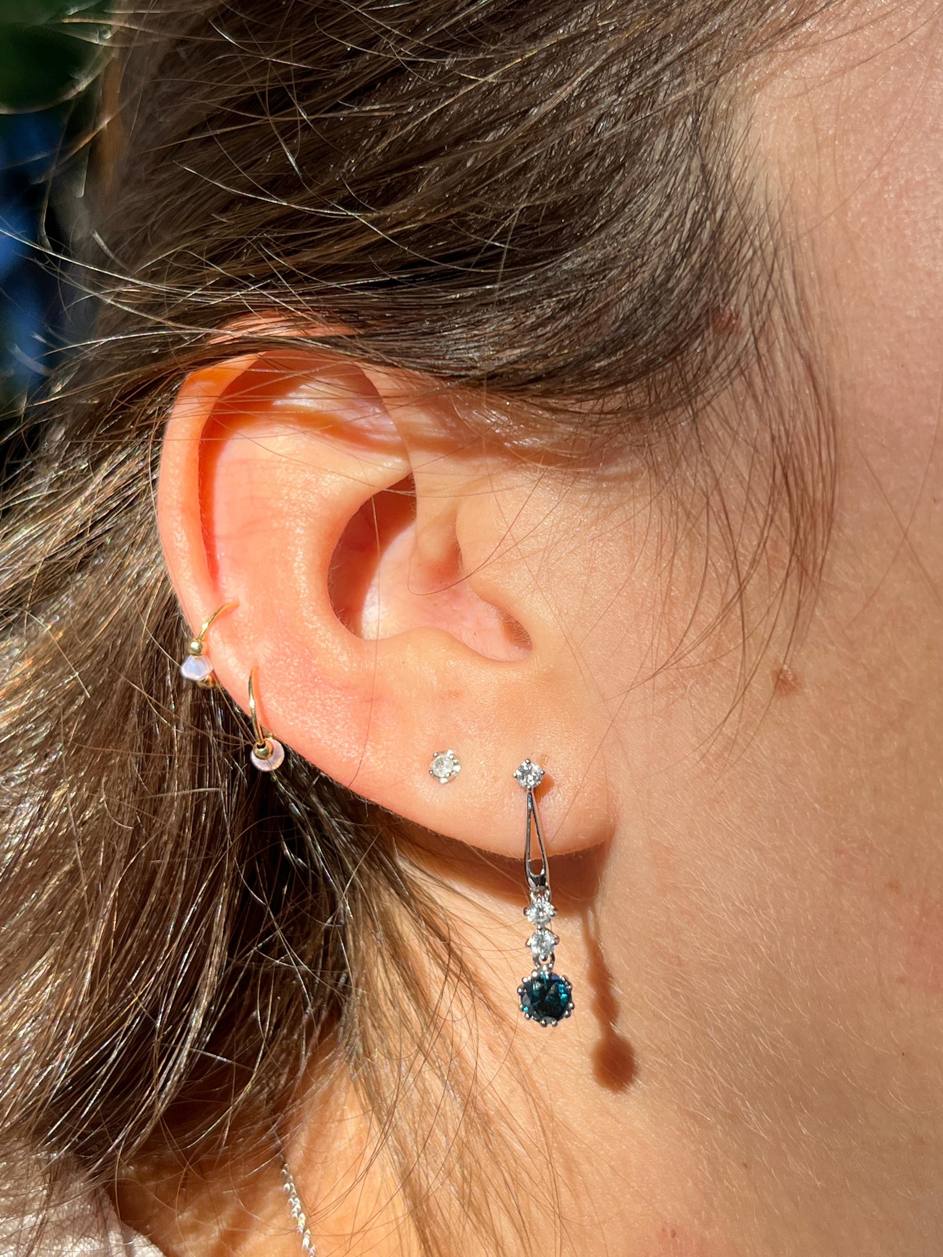 18 Karat Weißgold Rundschliff Naturblaue Diamant-Tropfen-Ohrringe im Angebot 2