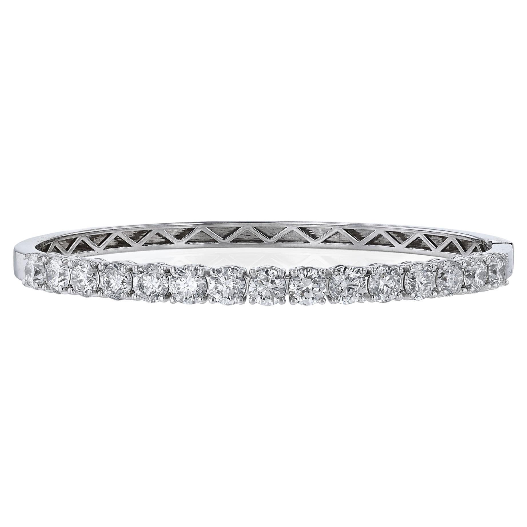 14K White Gold Round Diamond Bangle, 4.67cts. For Sale