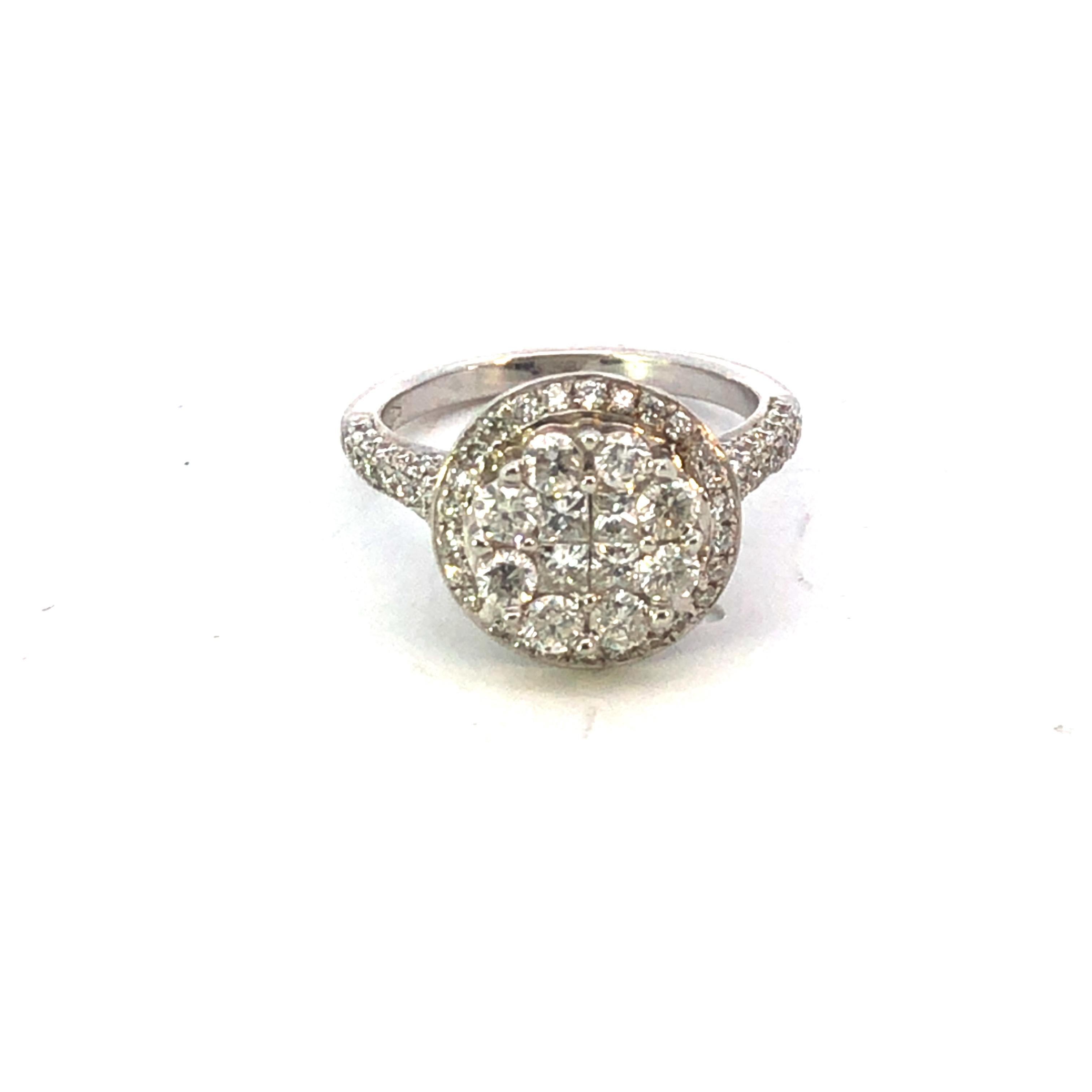 Bague cocktail grappe de diamants ronds en or blanc 18 carats, poids total de 2,00 carats en vente 4