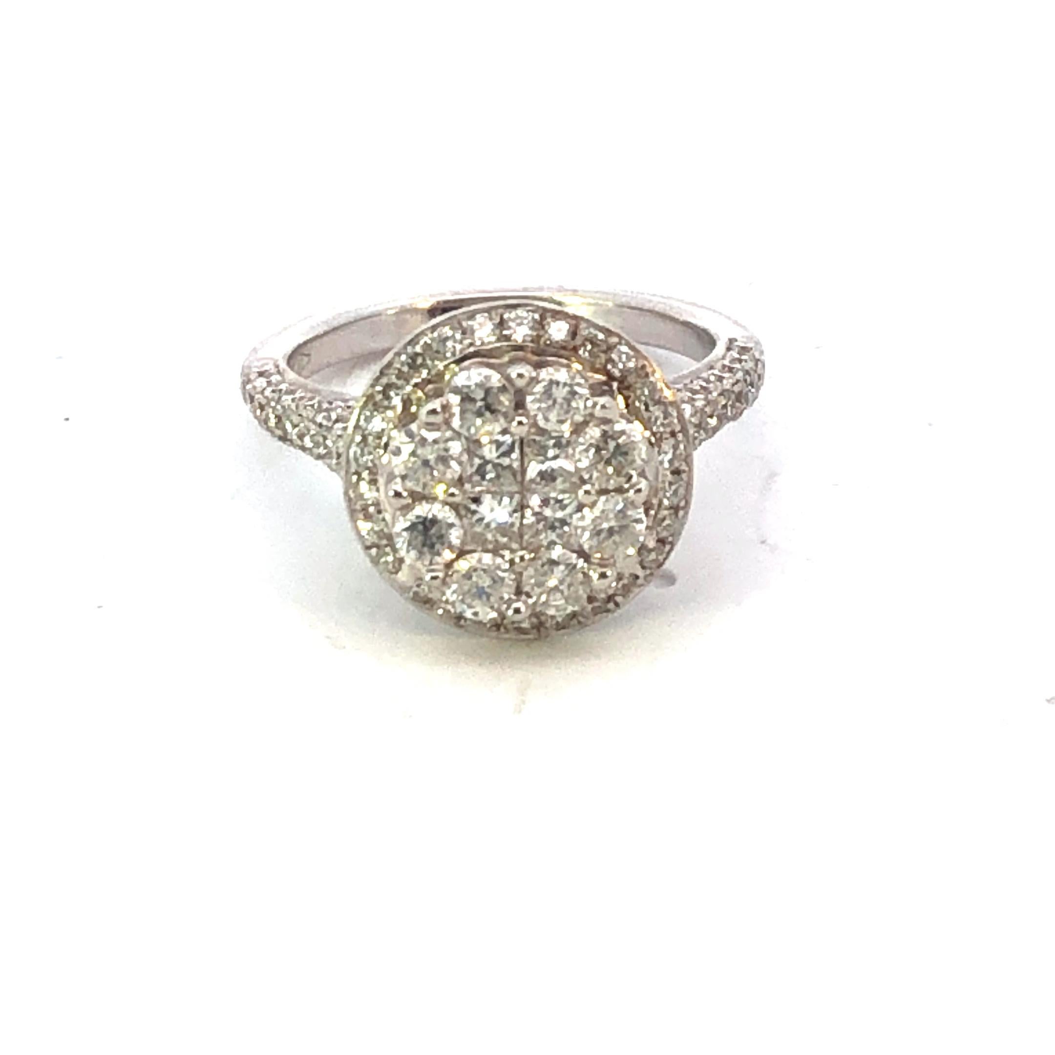 Cette luxueuse bague de cocktail en or blanc 18 carats est ornée d'une grappe centrale de diamants ronds de taille brillant. Le poids total des diamants est de 2,00 carats, mettant en valeur un arrangement captivant qui maximise l'éclat et la