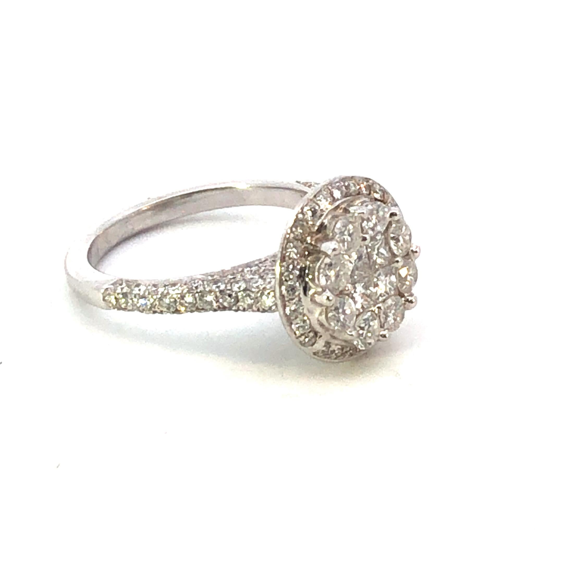 Moderne Bague cocktail grappe de diamants ronds en or blanc 18 carats, poids total de 2,00 carats en vente