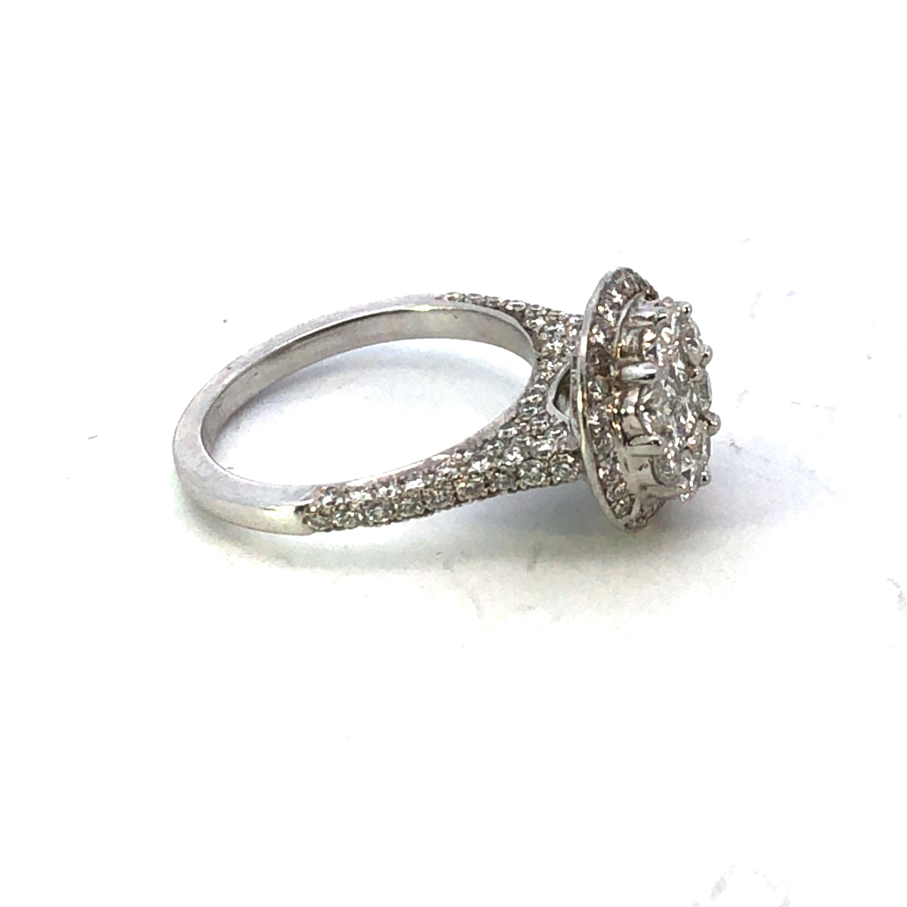 Bague cocktail grappe de diamants ronds en or blanc 18 carats, poids total de 2,00 carats Pour femmes en vente