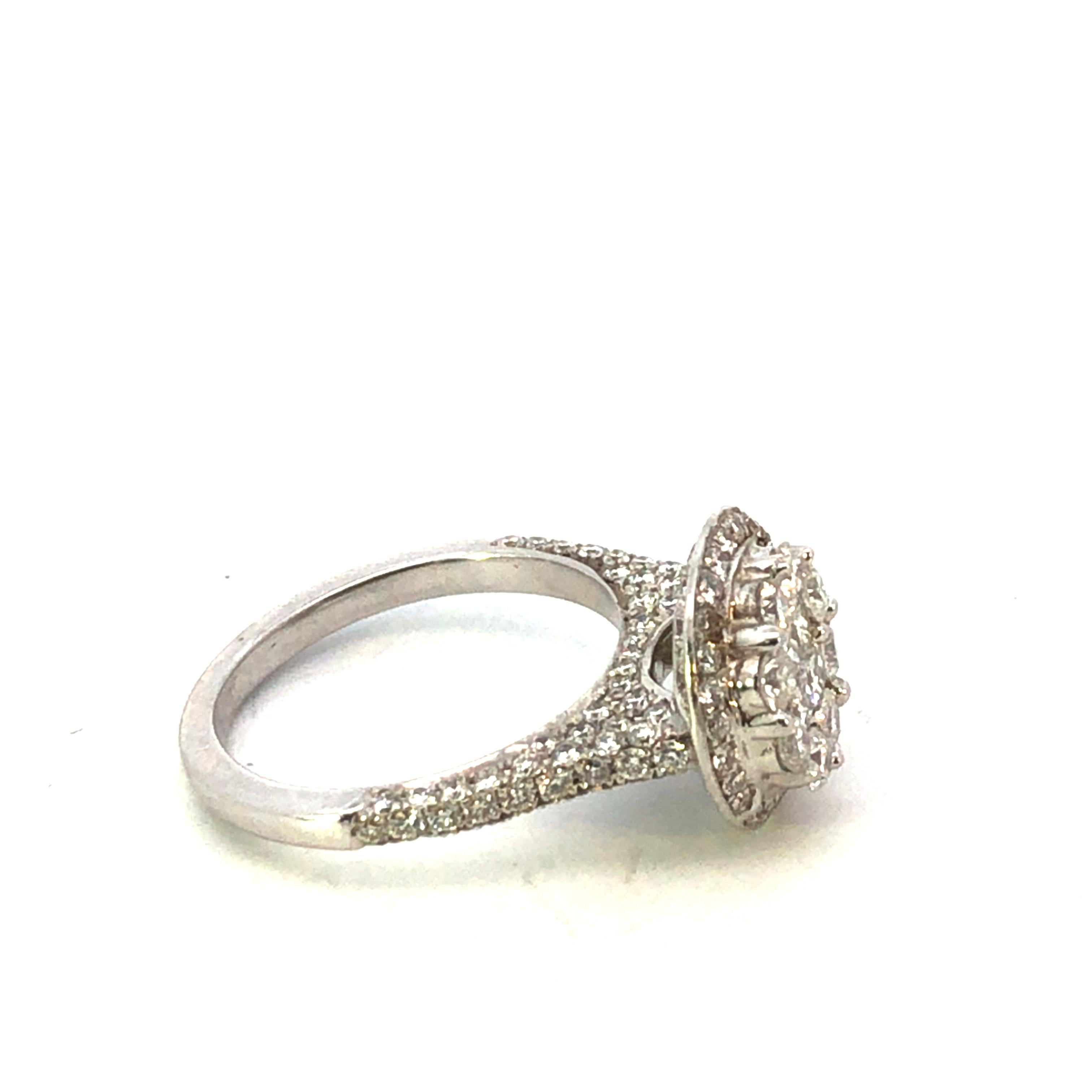 Bague cocktail grappe de diamants ronds en or blanc 18 carats, poids total de 2,00 carats en vente 1