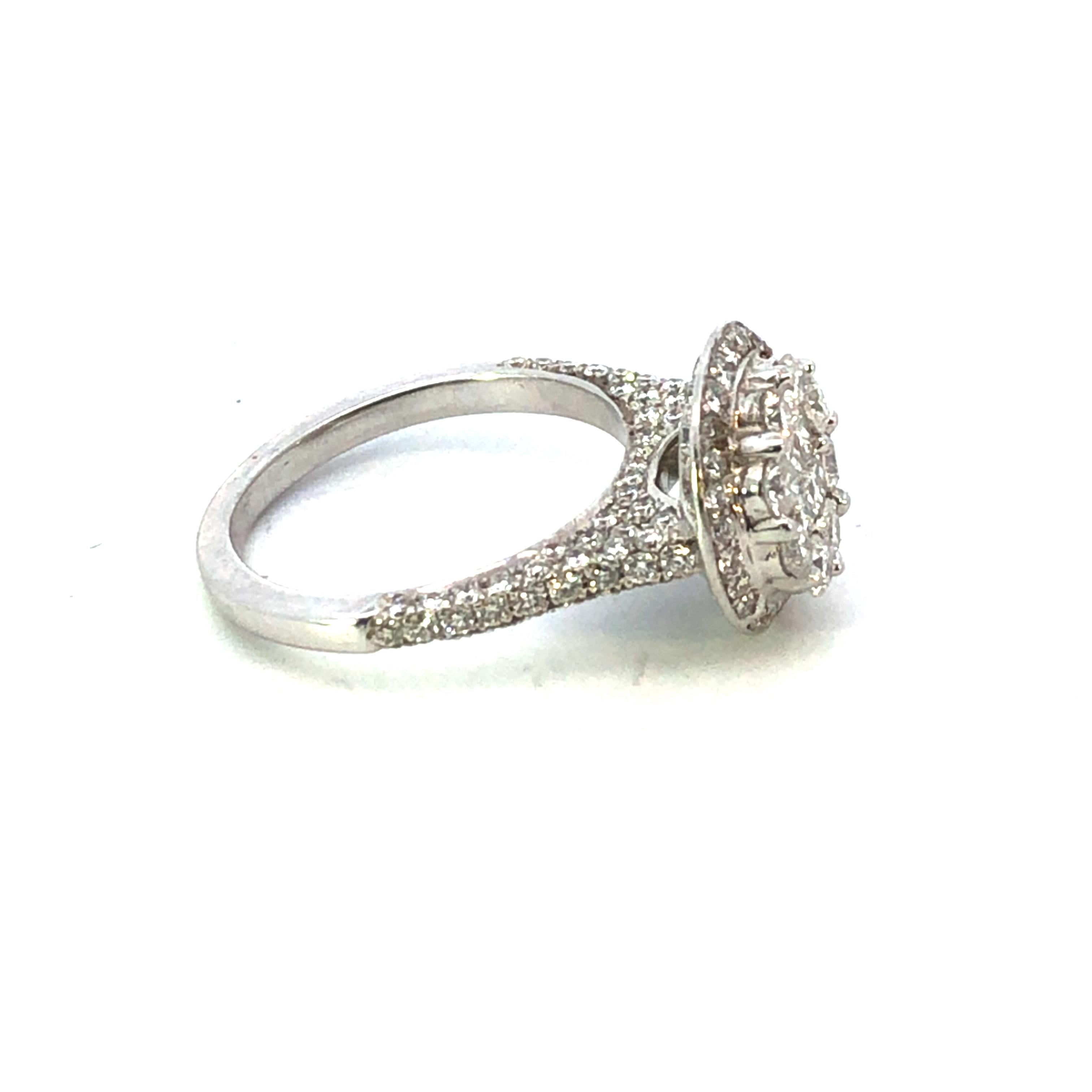 Bague cocktail grappe de diamants ronds en or blanc 18 carats, poids total de 2,00 carats en vente 2