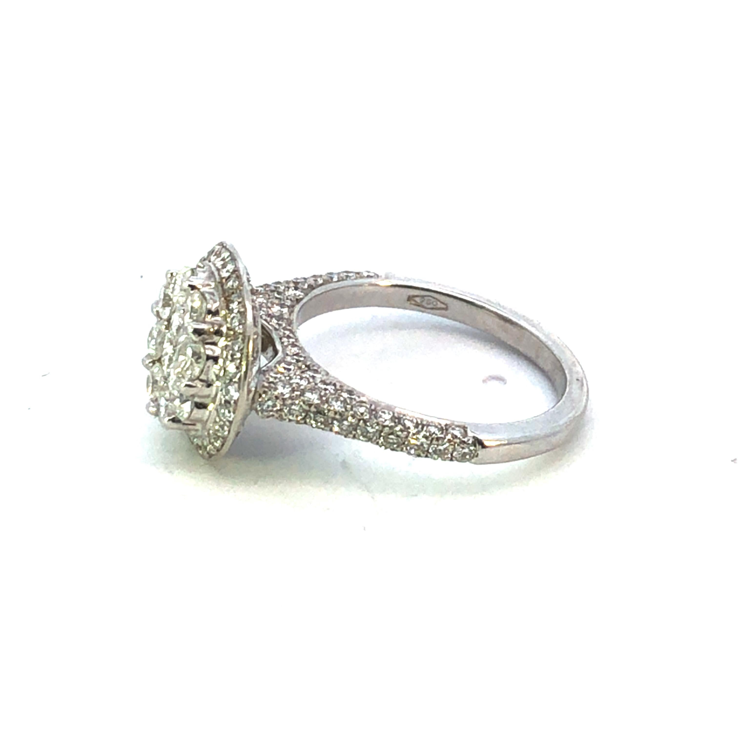 Bague cocktail grappe de diamants ronds en or blanc 18 carats, poids total de 2,00 carats en vente 3