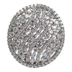 Anello da cocktail di grande effetto in oro bianco 18 carati, con diamanti disposti a grappolo su una base traforata a forma di onda