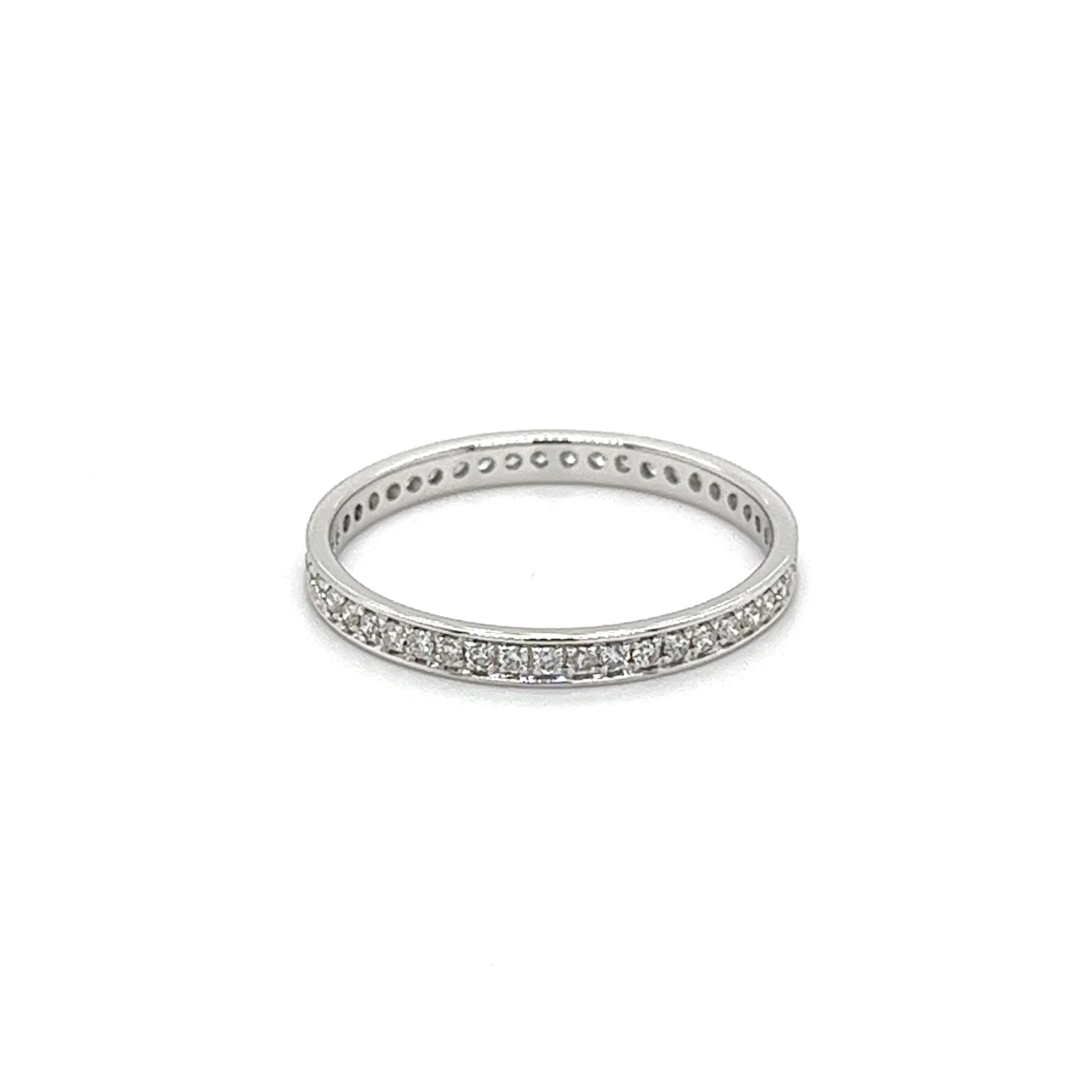 Taille ronde Alliance d'éternité en or blanc 18 carats avec diamants ronds  Largeur de 2 mm, taille 7 en vente