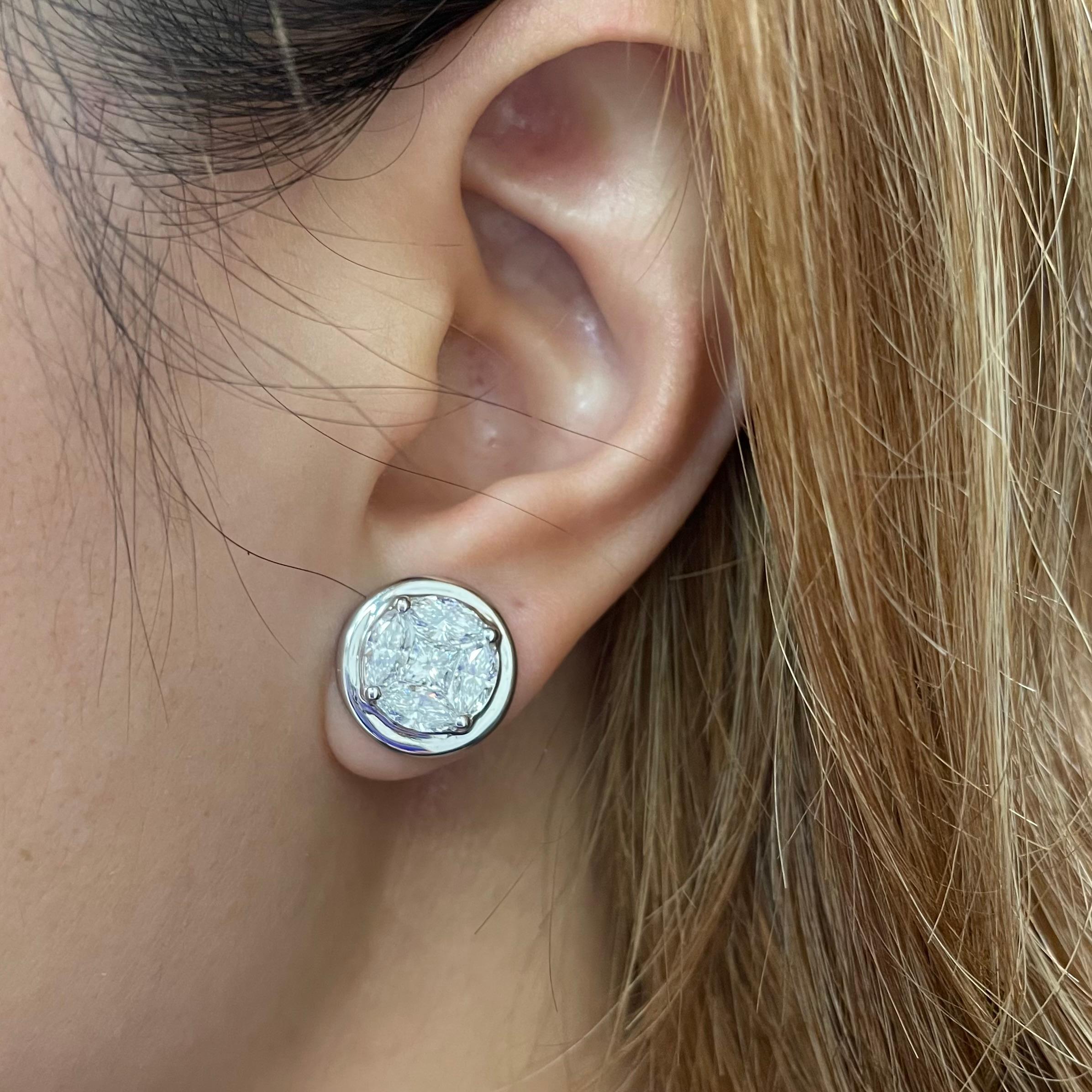 Modern 18K White Gold Round Illusion Diamond Earring Stud For Sale
