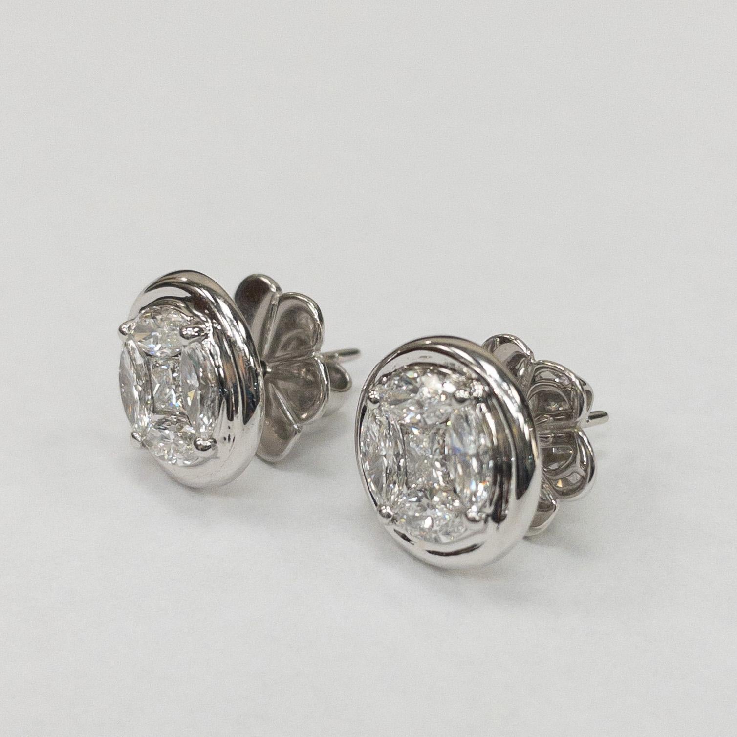 18K White Gold Round Illusion Diamond Earring Stud In New Condition For Sale In Central, HK