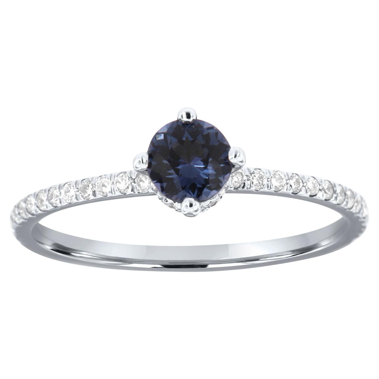 Bague en or blanc 18 carats avec saphir bleu rond de 0,51 carat et halo de diamants cachés