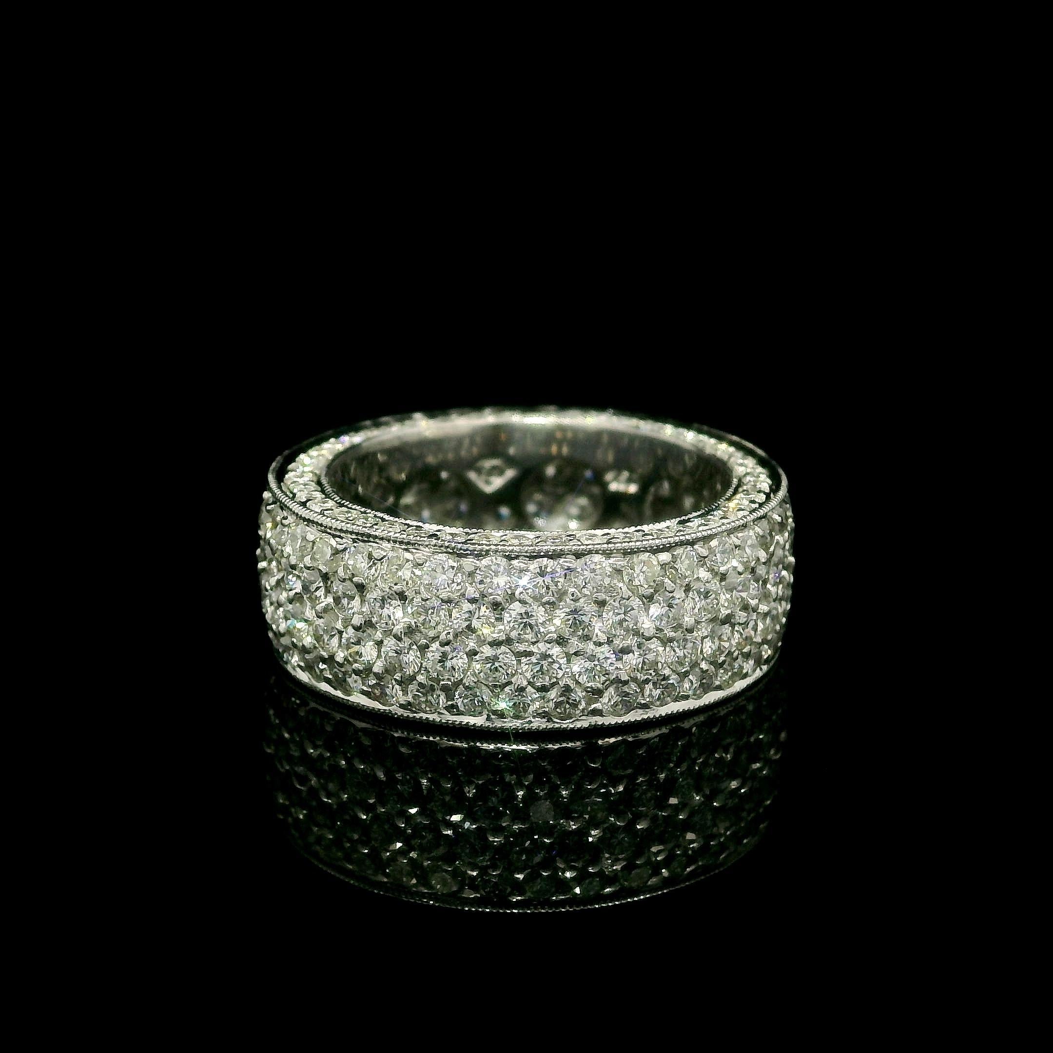 --Pierre(s) :...
Nombreux diamants naturels authentiques - taille ronde brillante - sertis - couleur G/H - pureté VS1/VS2
Poids total en carats : 4ctw (approx.)

MATERIAL : Or blanc massif 18k
Poids : 8.8 grammes
Taille de la bague : 5.5 (ajustée