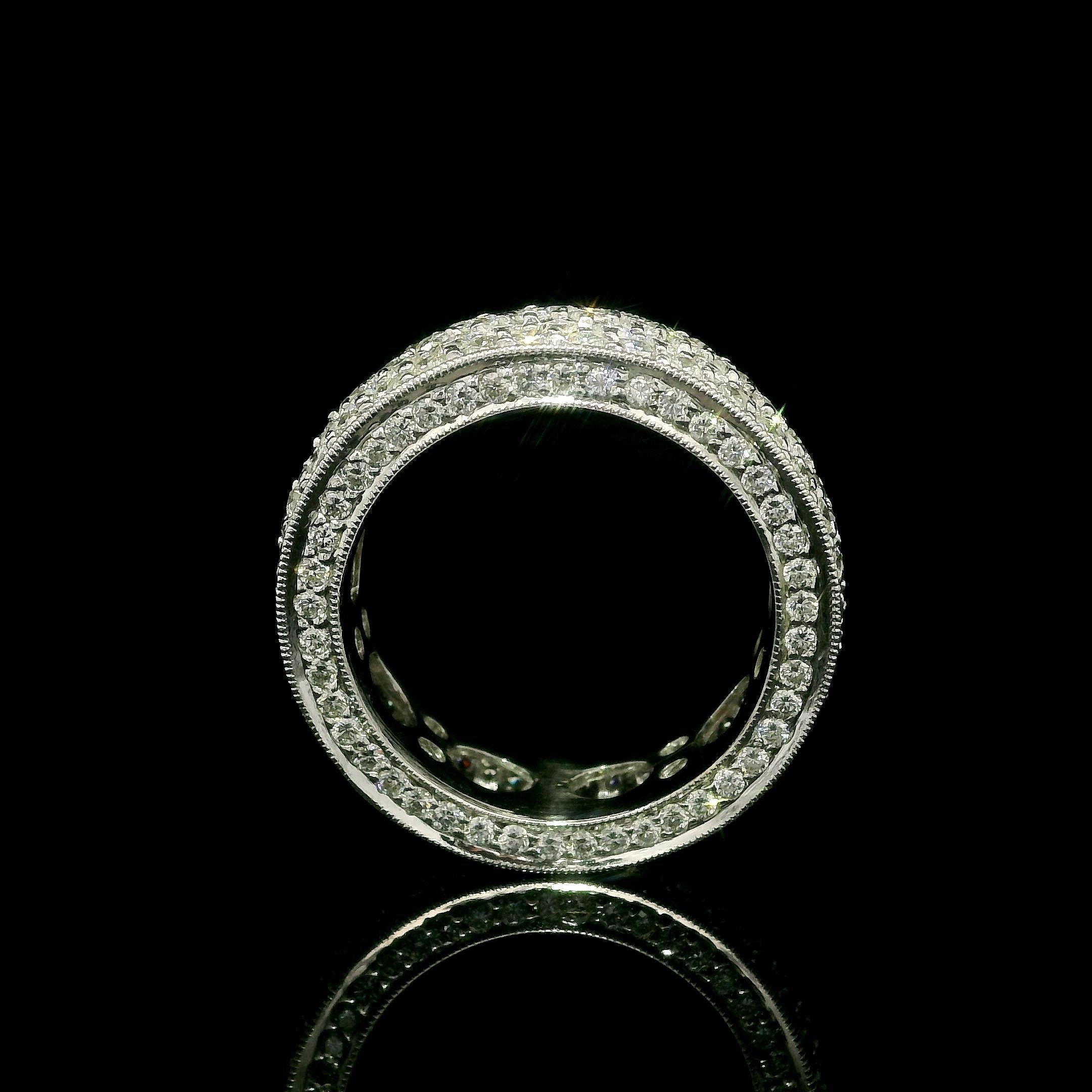 Taille brillant Bague d'éternité large en or blanc 18 carats pavé de 4,0 carats de diamants de 7,7 mm de large, taille 5,5 en vente