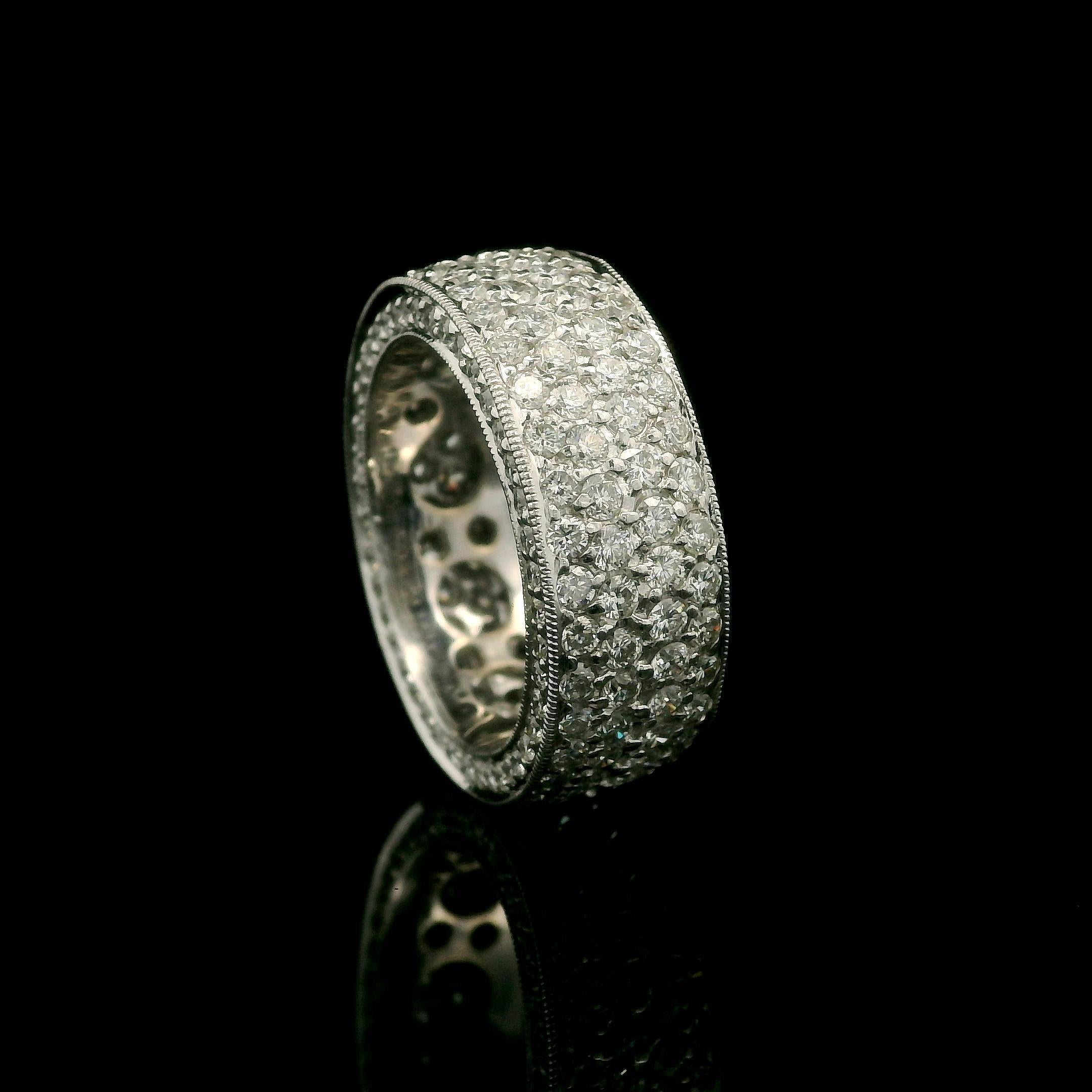 Bague d'éternité large en or blanc 18 carats pavé de 4,0 carats de diamants de 7,7 mm de large, taille 5,5 Excellent état - En vente à Montclair, NJ