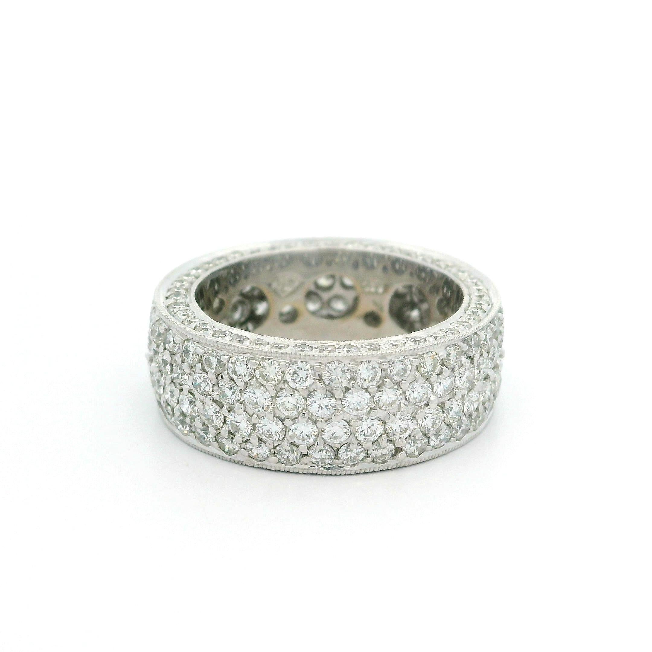 Bague d'éternité large en or blanc 18 carats pavé de 4,0 carats de diamants de 7,7 mm de large, taille 5,5 Pour femmes en vente