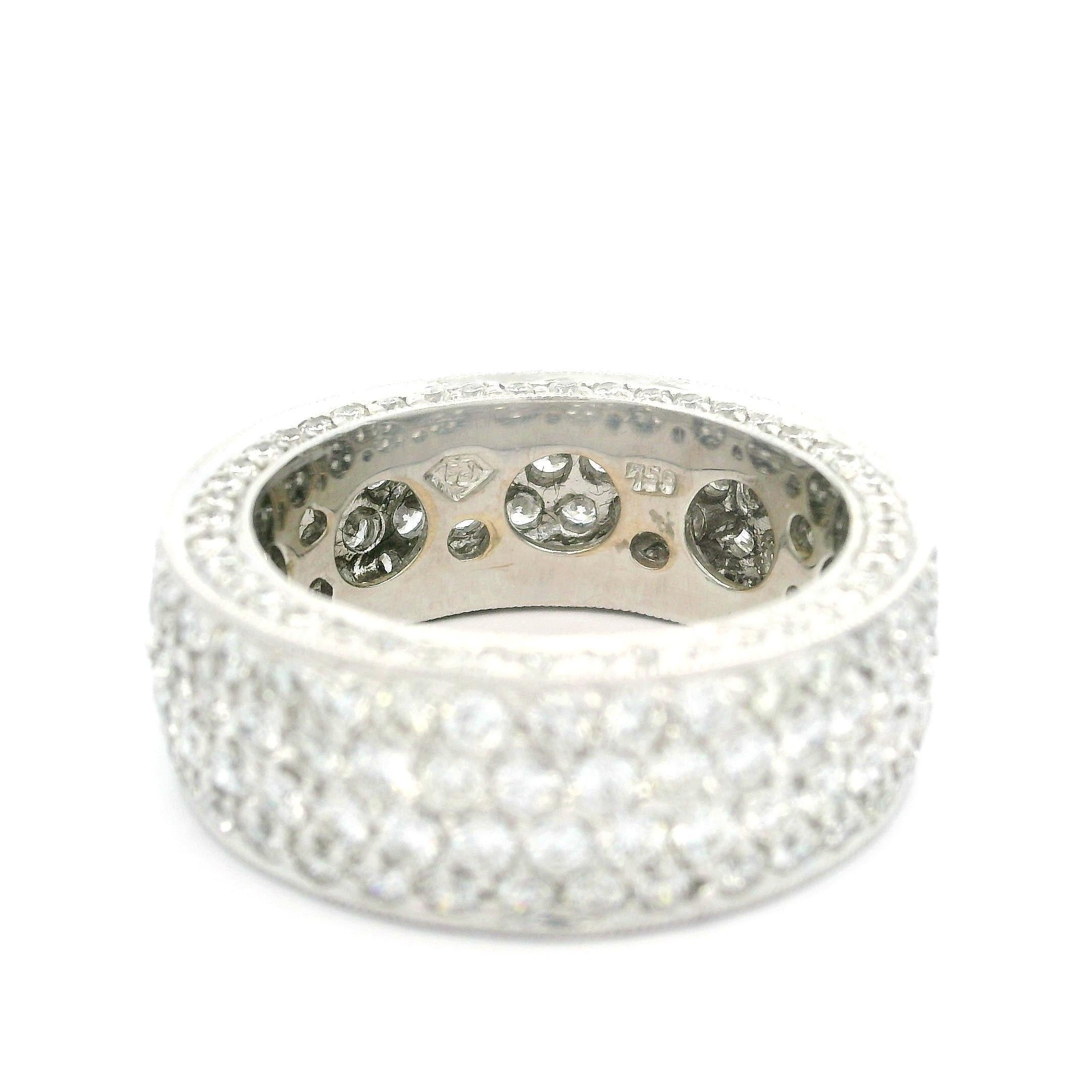 Bague d'éternité large en or blanc 18 carats pavé de 4,0 carats de diamants de 7,7 mm de large, taille 5,5 en vente 1