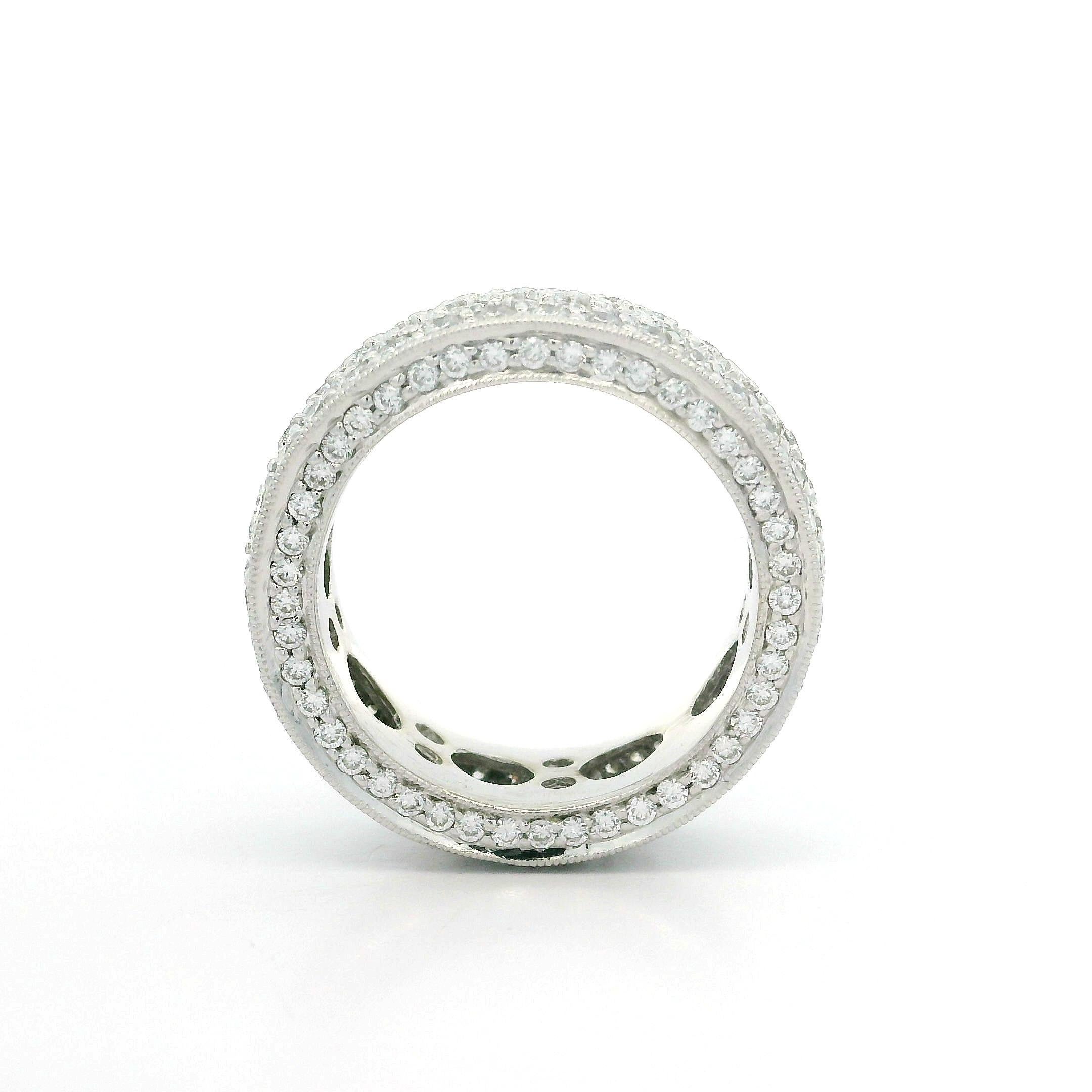 Bague d'éternité large en or blanc 18 carats pavé de 4,0 carats de diamants de 7,7 mm de large, taille 5,5 en vente 2