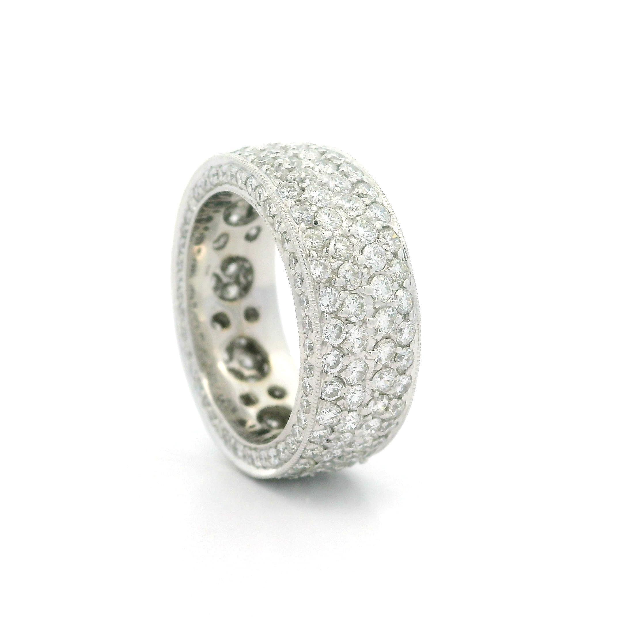 Bague d'éternité large en or blanc 18 carats pavé de 4,0 carats de diamants de 7,7 mm de large, taille 5,5 en vente 3