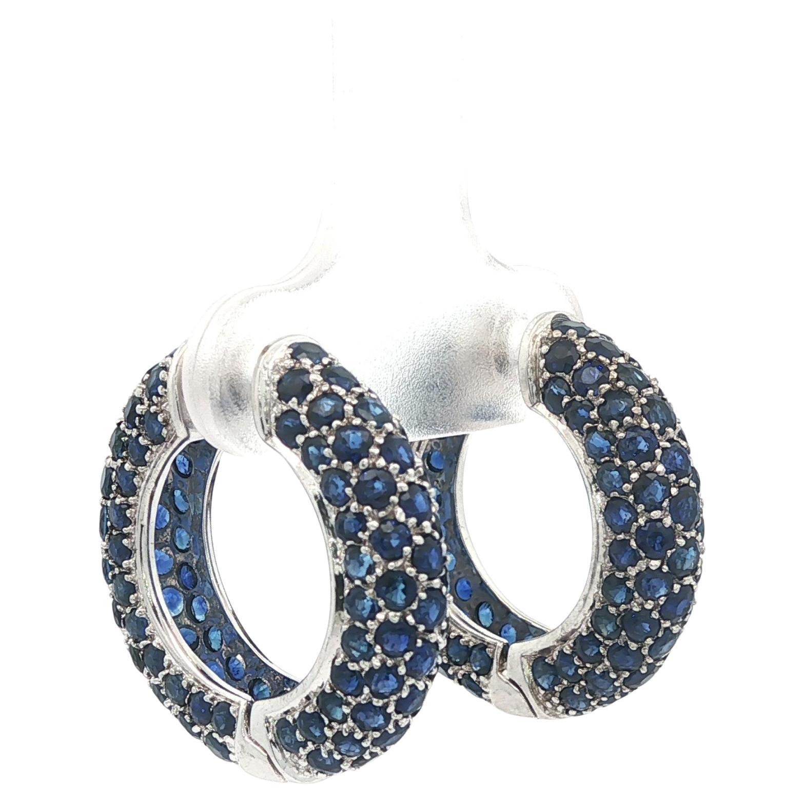 18k White Gold Round Pave Royal Blue Sapphire Domed Hoop Huggie Earrings en vente