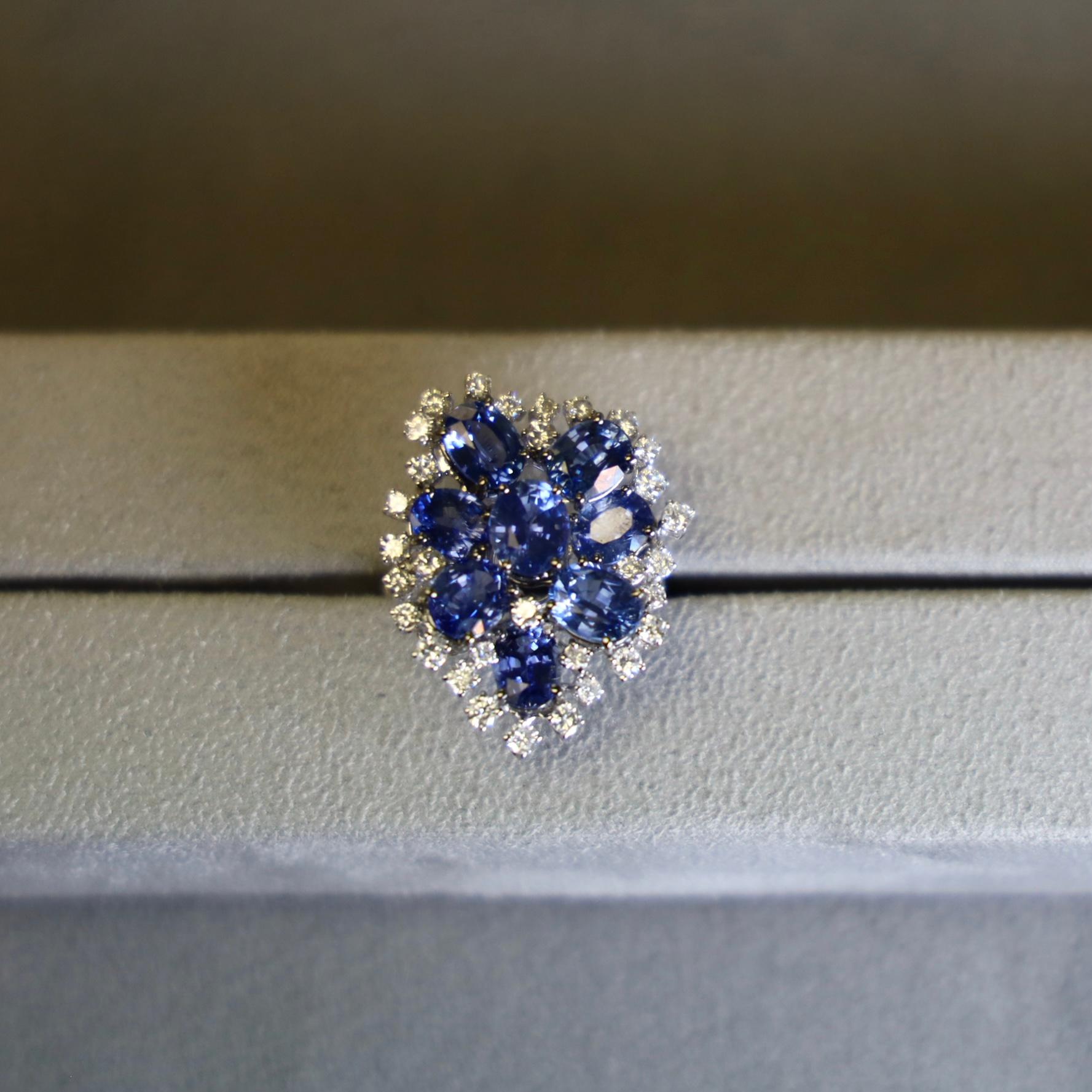 Moderno Anello con zaffiro blu reale in oro bianco 18 carati e diamanti in vendita